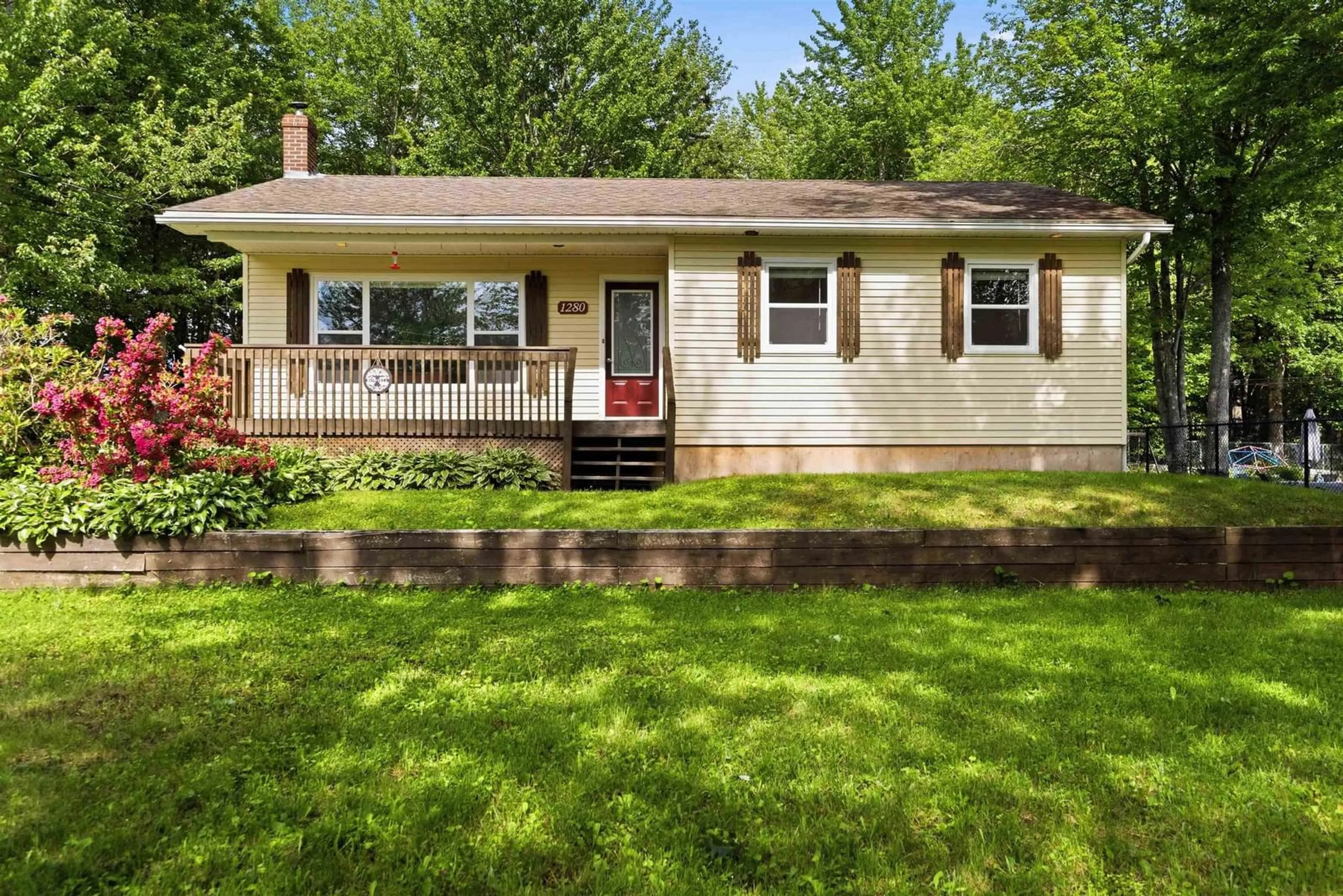 Home with vinyl exterior material, street for 1280 Crosby Crt, Coldbrook Nova Scotia B4R 1A8