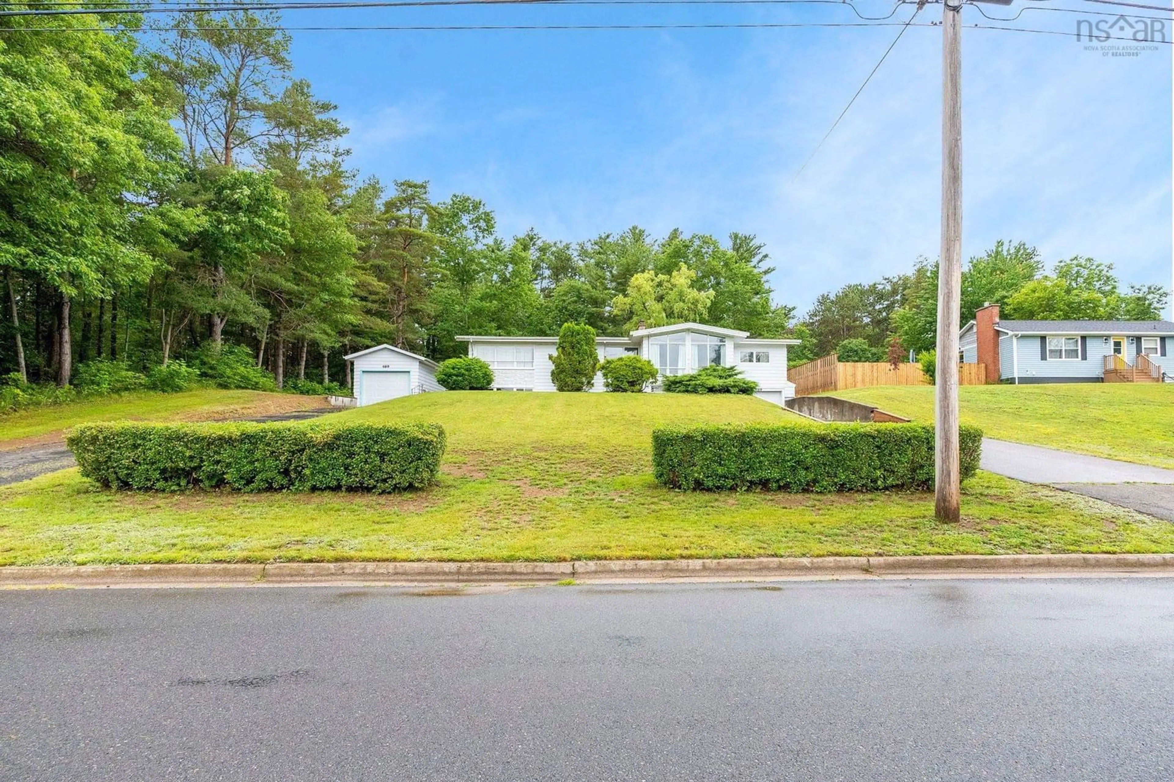 A pic from outside/outdoor area/front of a property/back of a property/a pic from drone, street for 489 Pine Ridge Avenue, Kingston Nova Scotia B0P 1R0