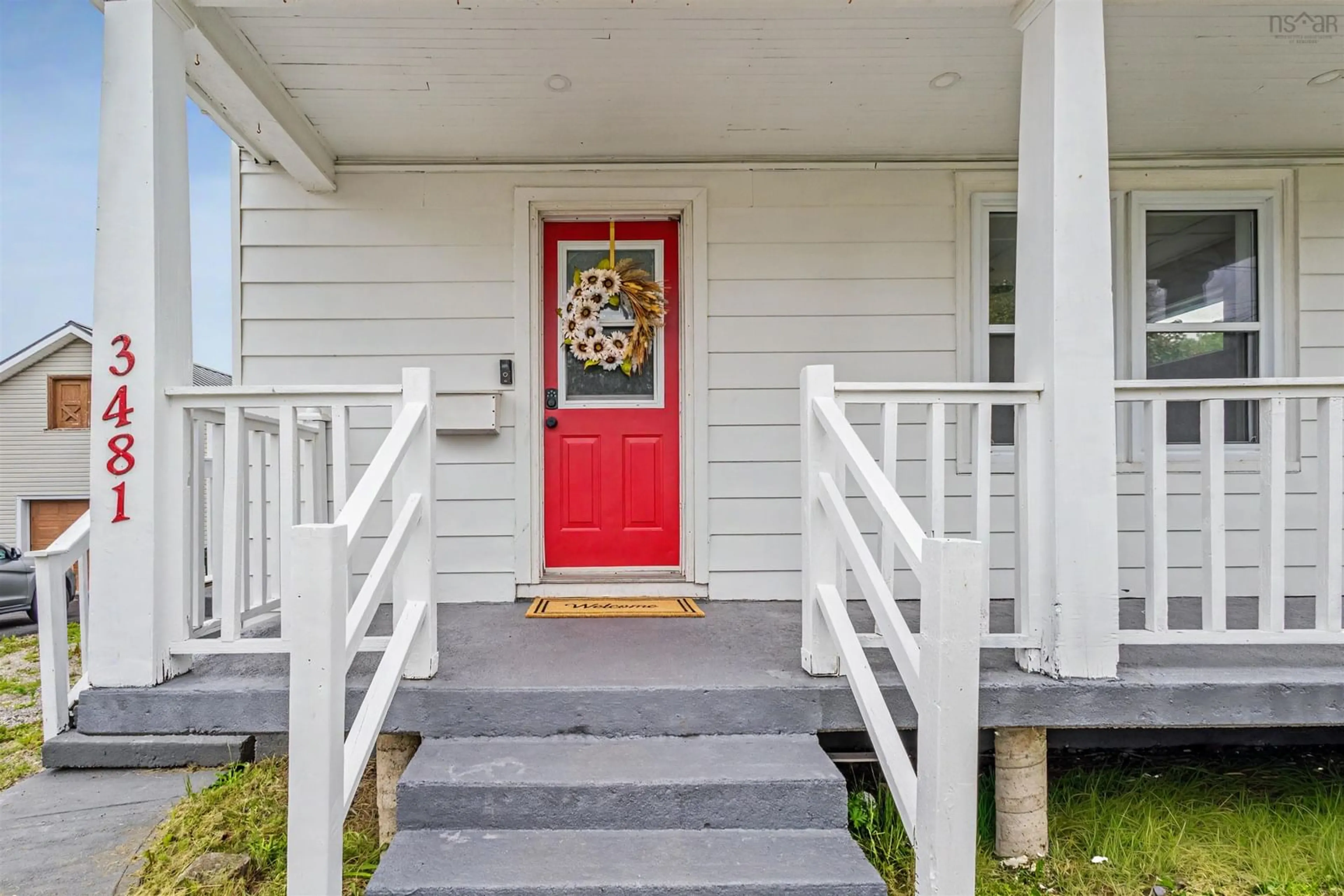 Indoor entryway for 3481 Ellsworth Ave, New Waterford Nova Scotia B1H 2G4