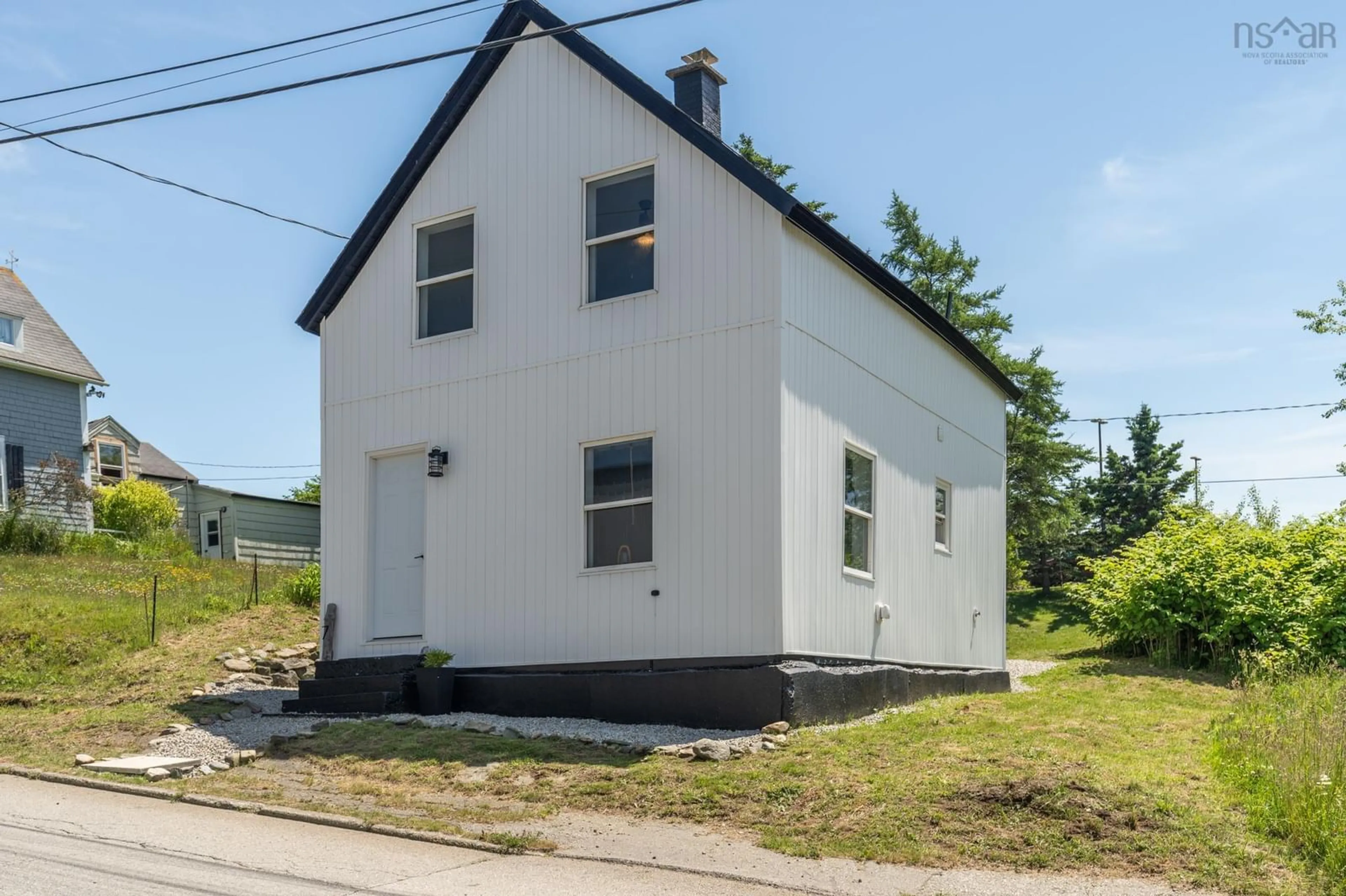 A pic from outside/outdoor area/front of a property/back of a property/a pic from drone, building for 7 Pearl St, Yarmouth Nova Scotia B5A 3M4