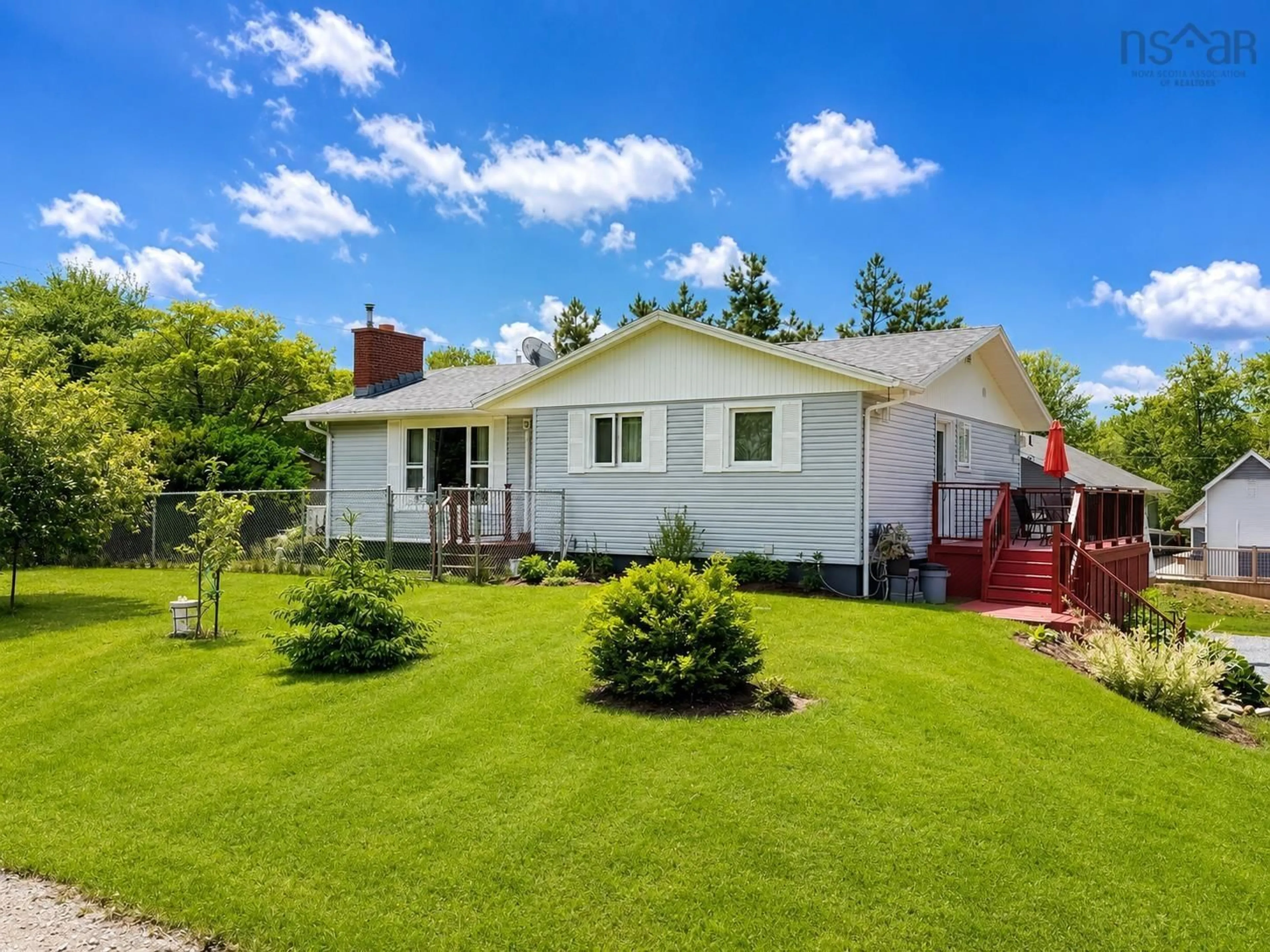 Home with vinyl exterior material, unknown for 19 Lake Dr, Mount Uniacke Nova Scotia B0N 1Z0
