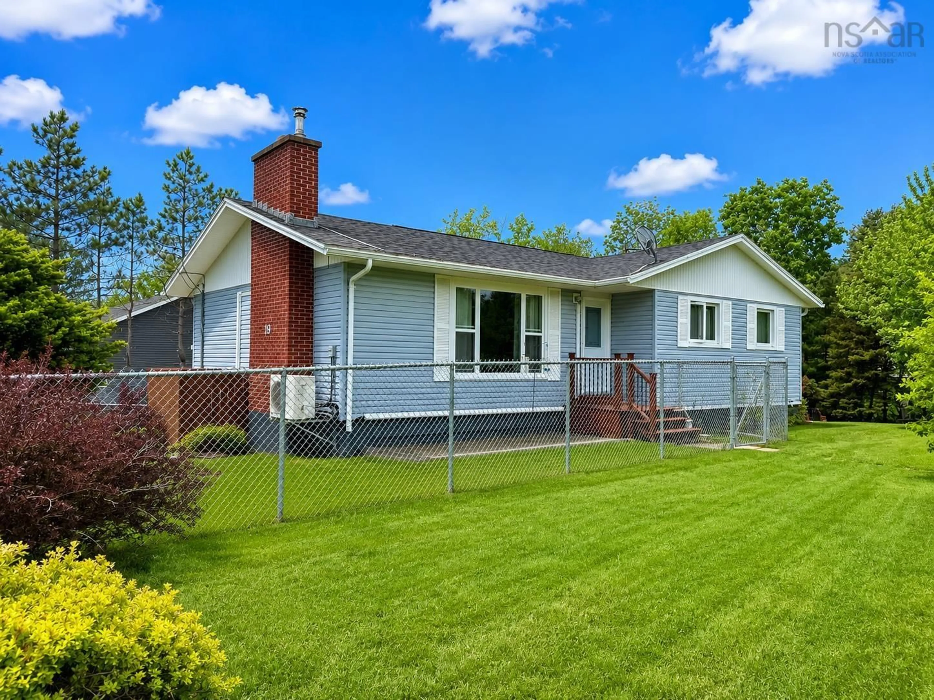 Home with vinyl exterior material, unknown for 19 Lake Dr, Mount Uniacke Nova Scotia B0N 1Z0