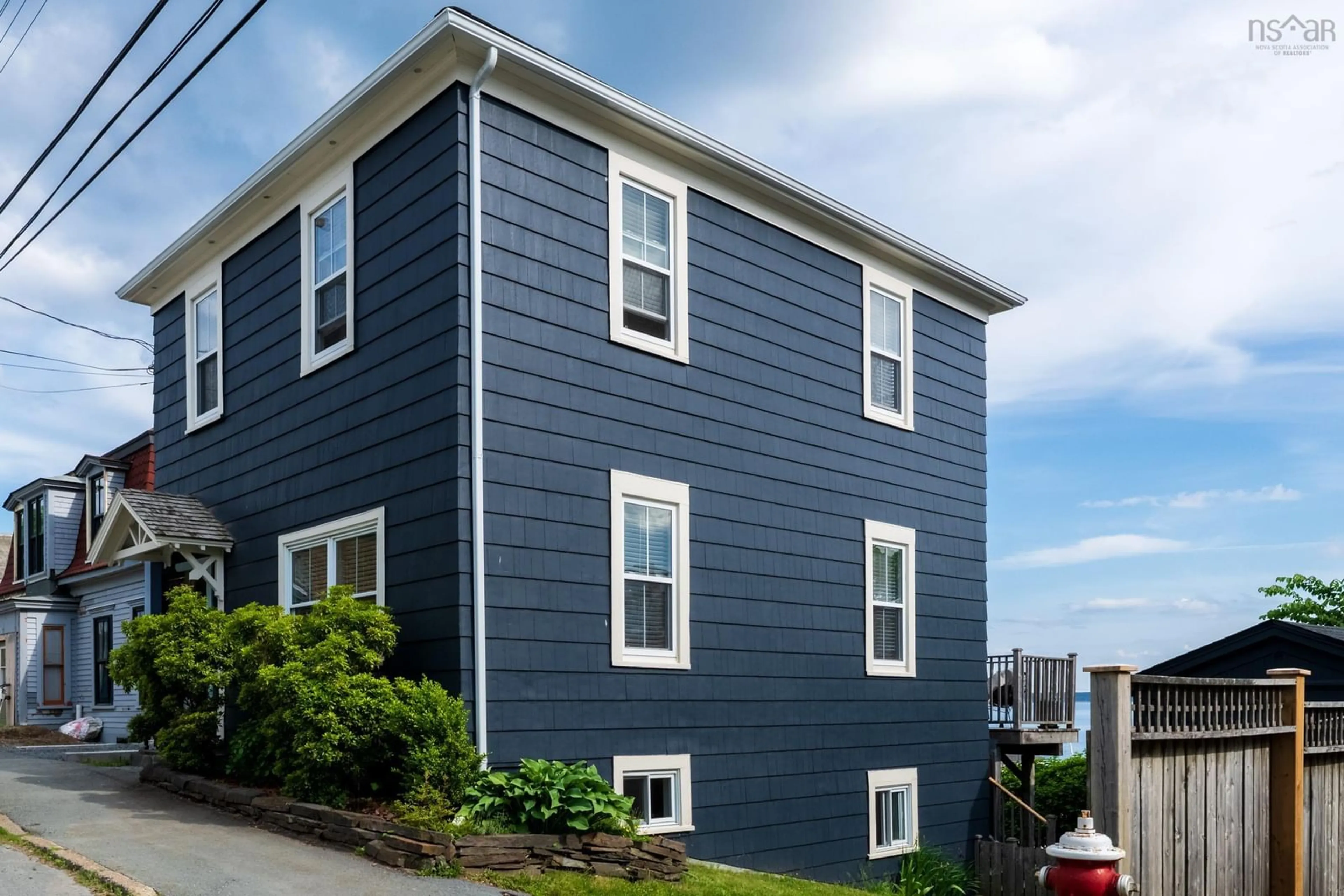 Home with vinyl exterior material, building for 268 Montague St, Lunenburg Nova Scotia B0J 2C0
