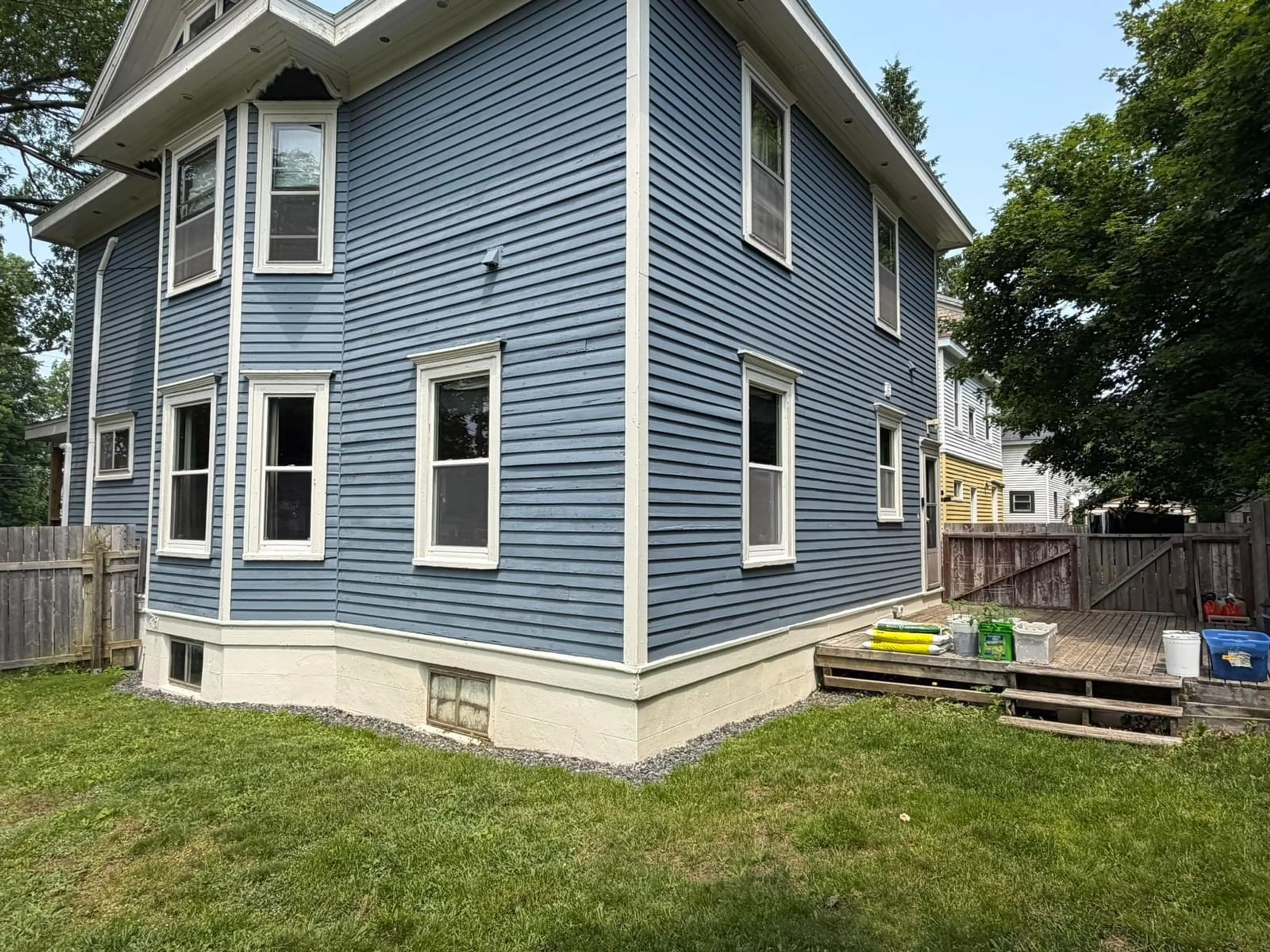 Home with vinyl exterior material, building for 470 Pleasant St, New Glasgow Nova Scotia B2H 2Z6