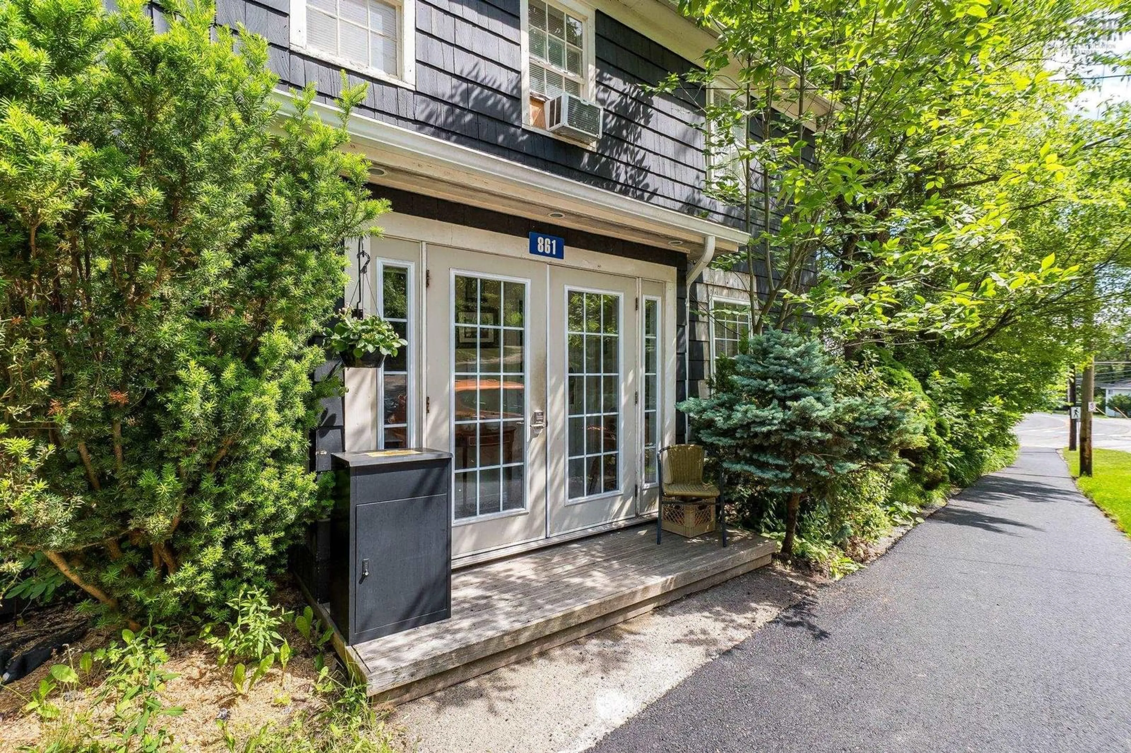 Patio, street for 861-865 King St, Windsor Nova Scotia B0N 2T0