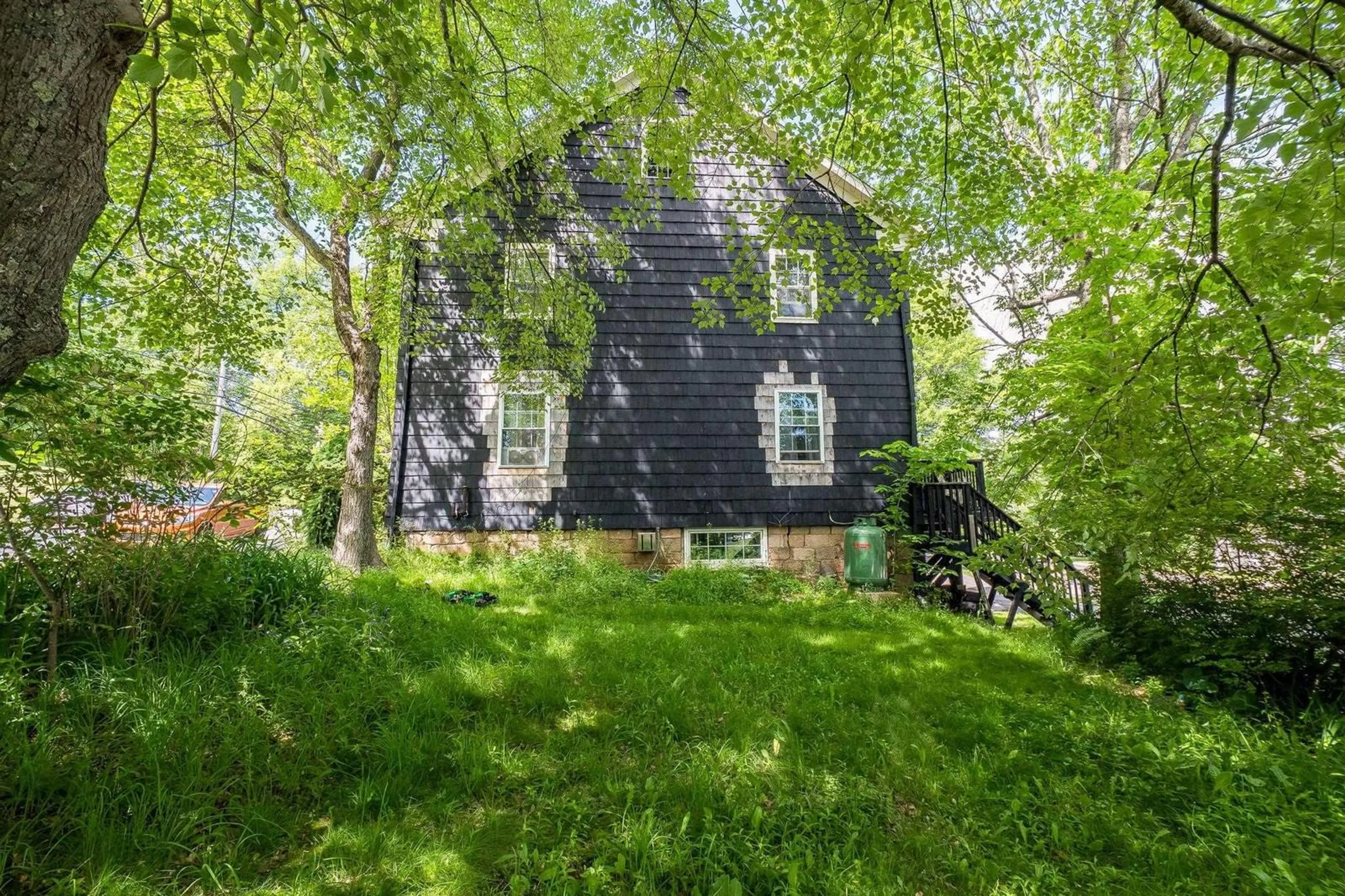 A pic from outside/outdoor area/front of a property/back of a property/a pic from drone, street for 861-865 King St, Windsor Nova Scotia B0N 2T0