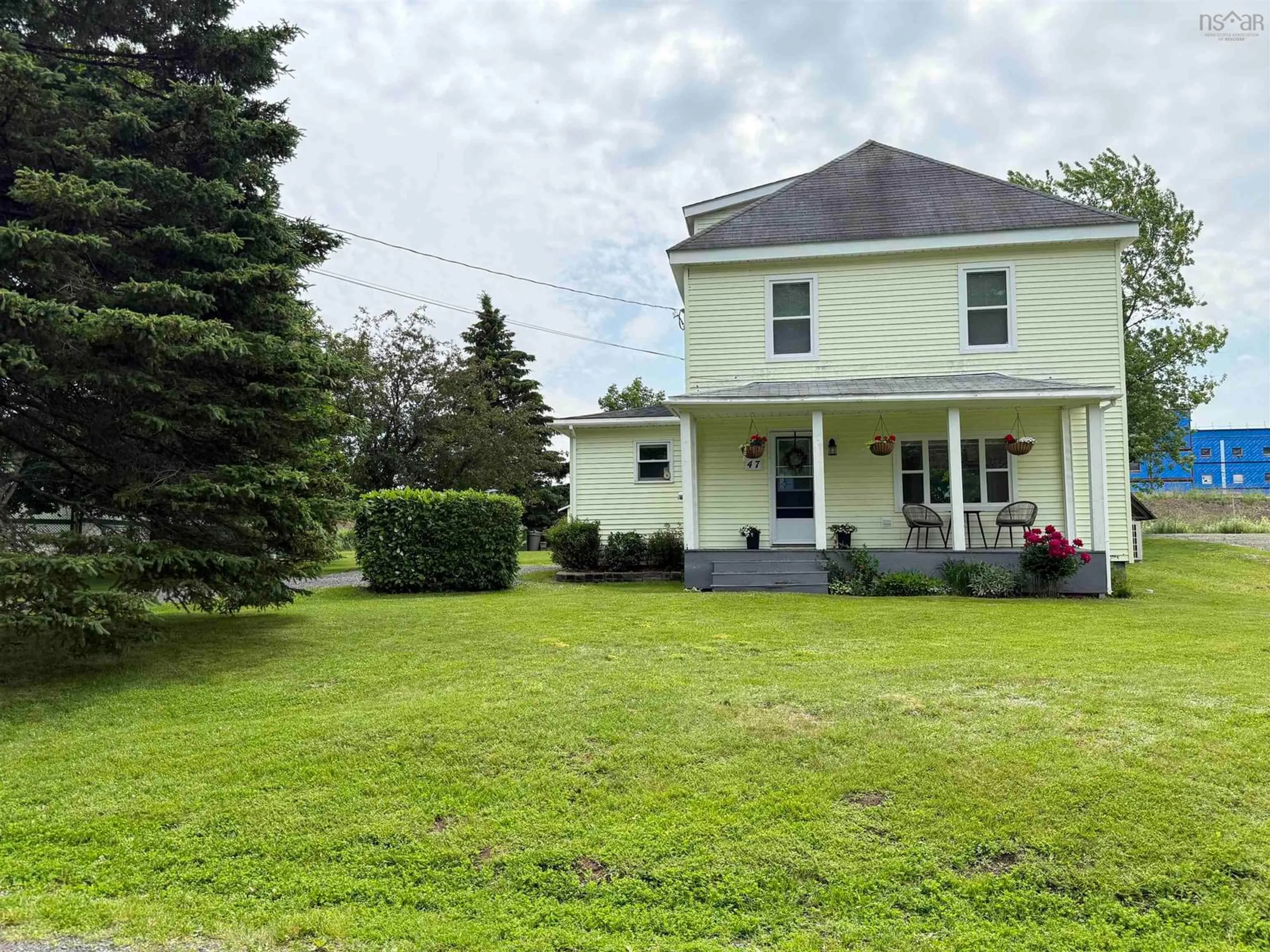 A pic from outside/outdoor area/front of a property/back of a property/a pic from drone, unknown for 47 High St, Plymouth Park Nova Scotia B0K 1S0