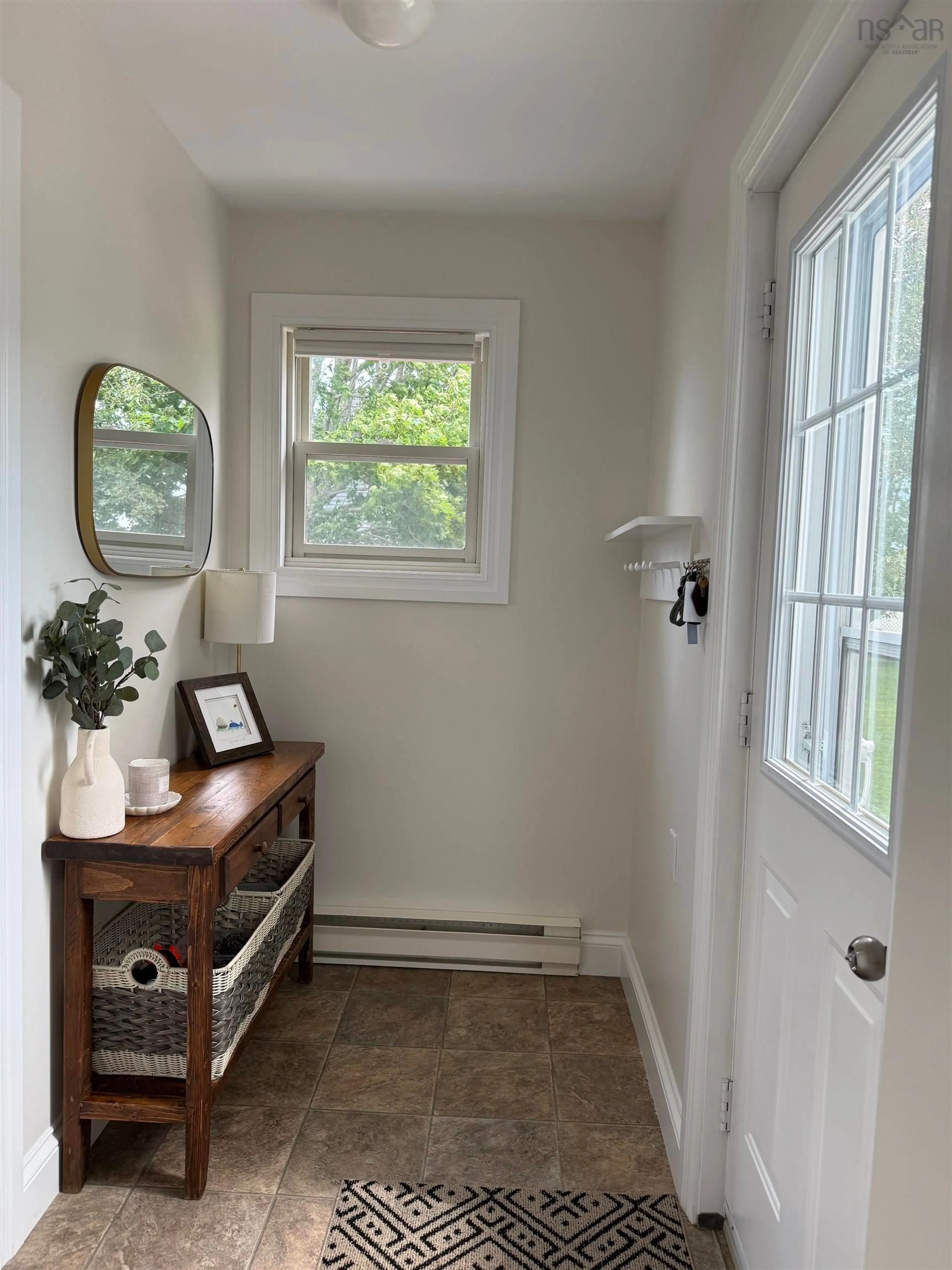 Indoor entryway for 47 High St, Plymouth Park Nova Scotia B0K 1S0