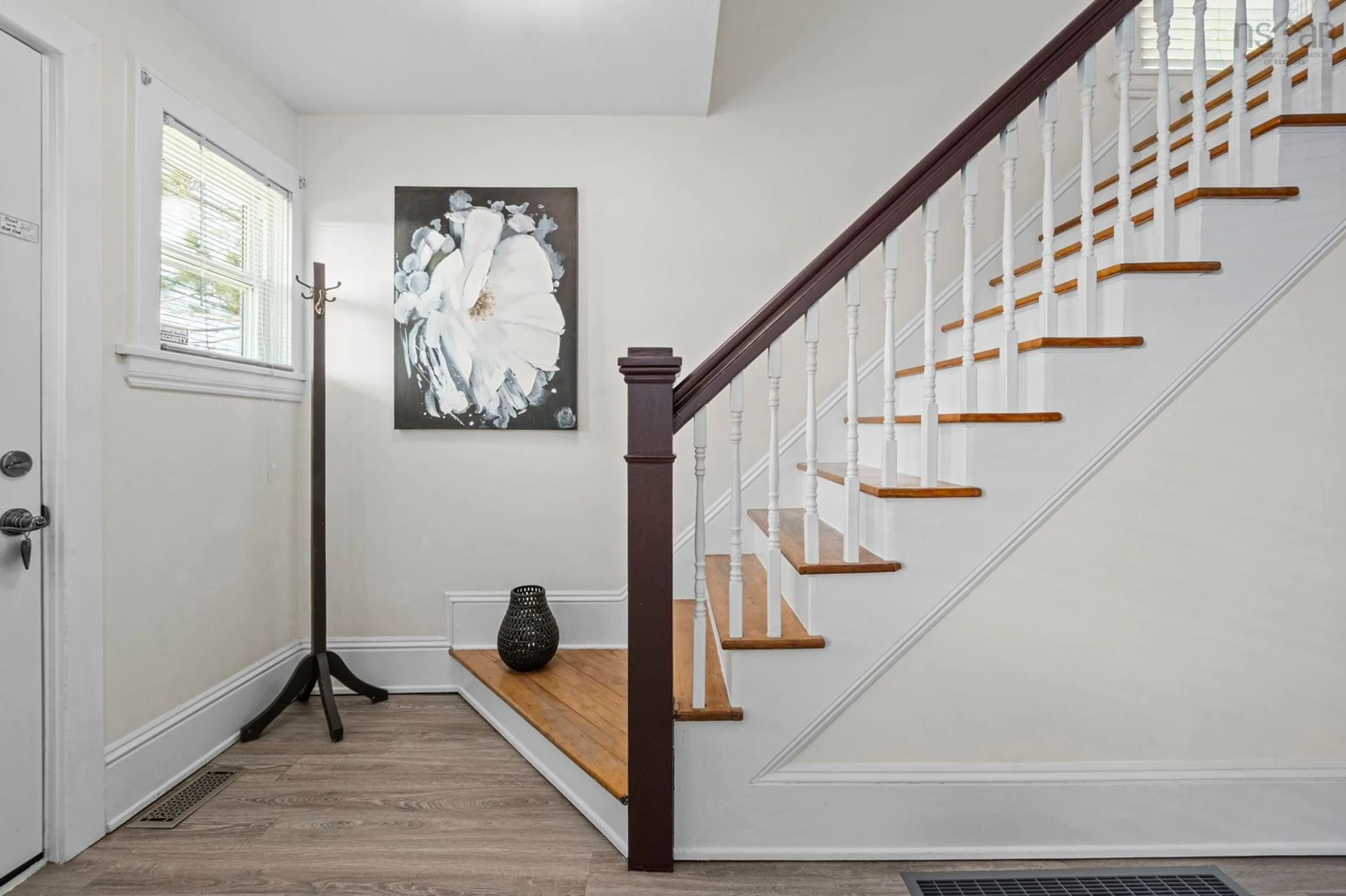Indoor entryway for 109 Main Ave, Halifax Nova Scotia B3M 1A8