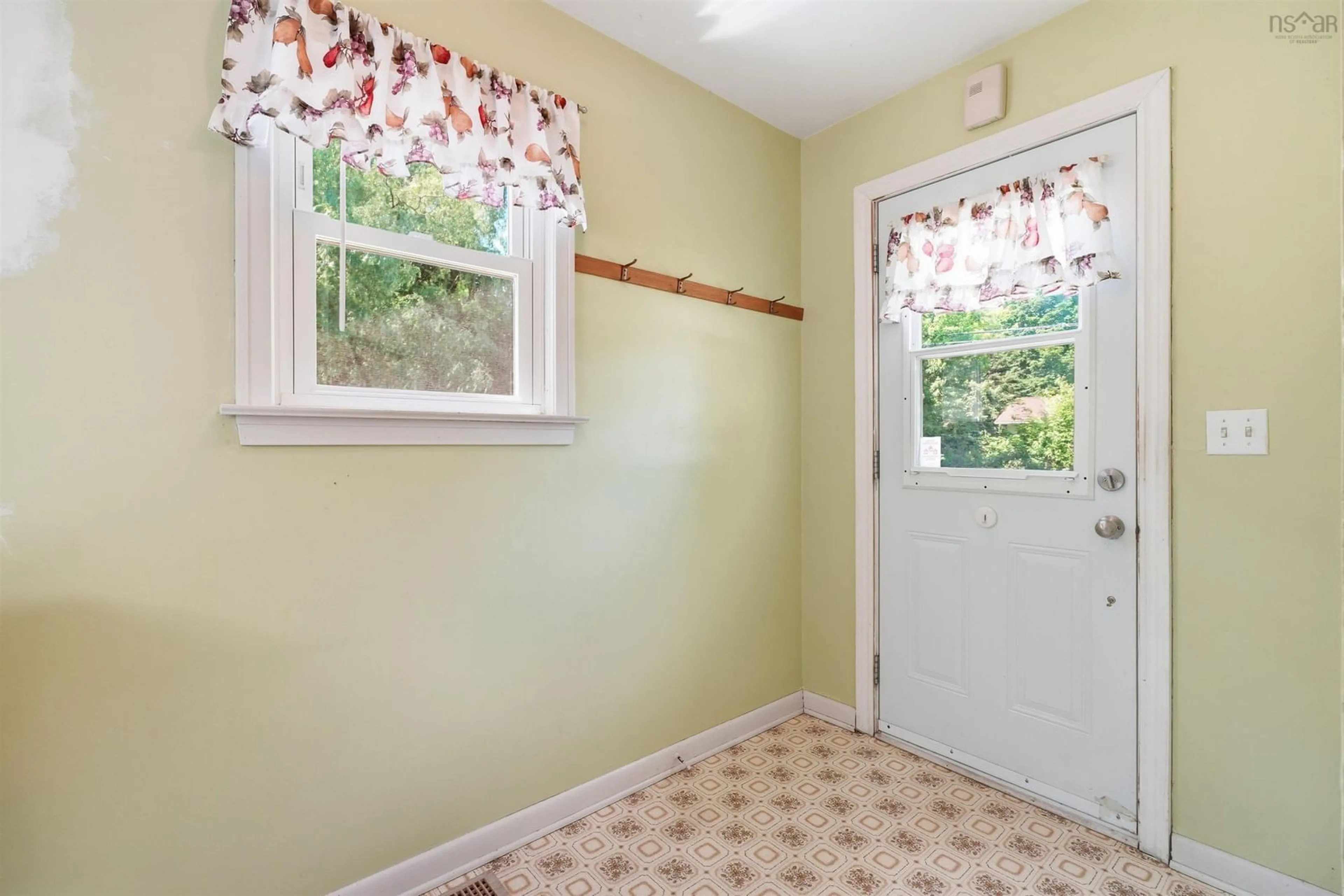 Indoor entryway for 86 Jones Rd, New Minas Nova Scotia B4N 3N1