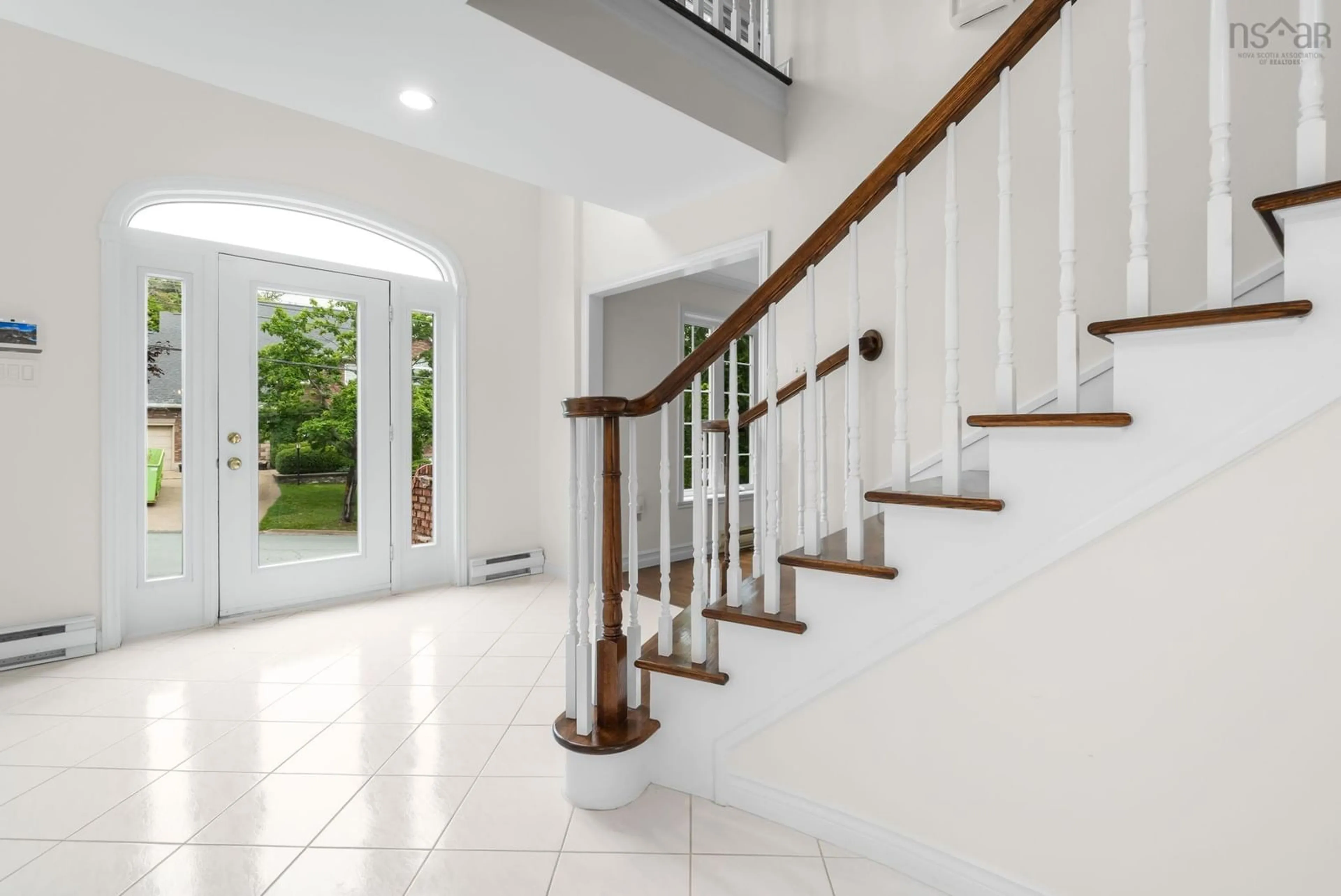 Indoor foyer for 20 Cresthaven Dr, Halifax Nova Scotia B3M 4B9