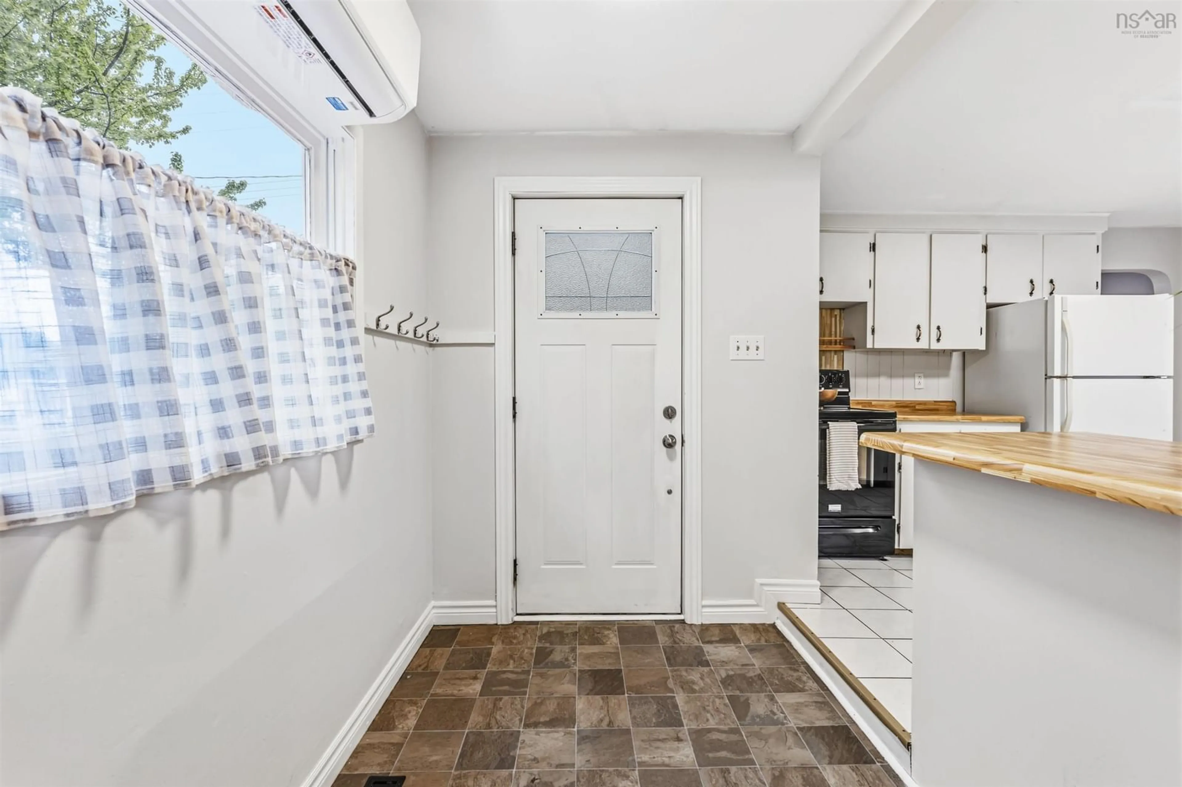 Indoor entryway for 20 Pine Grove Dr, Halifax Nova Scotia B3R 1S1