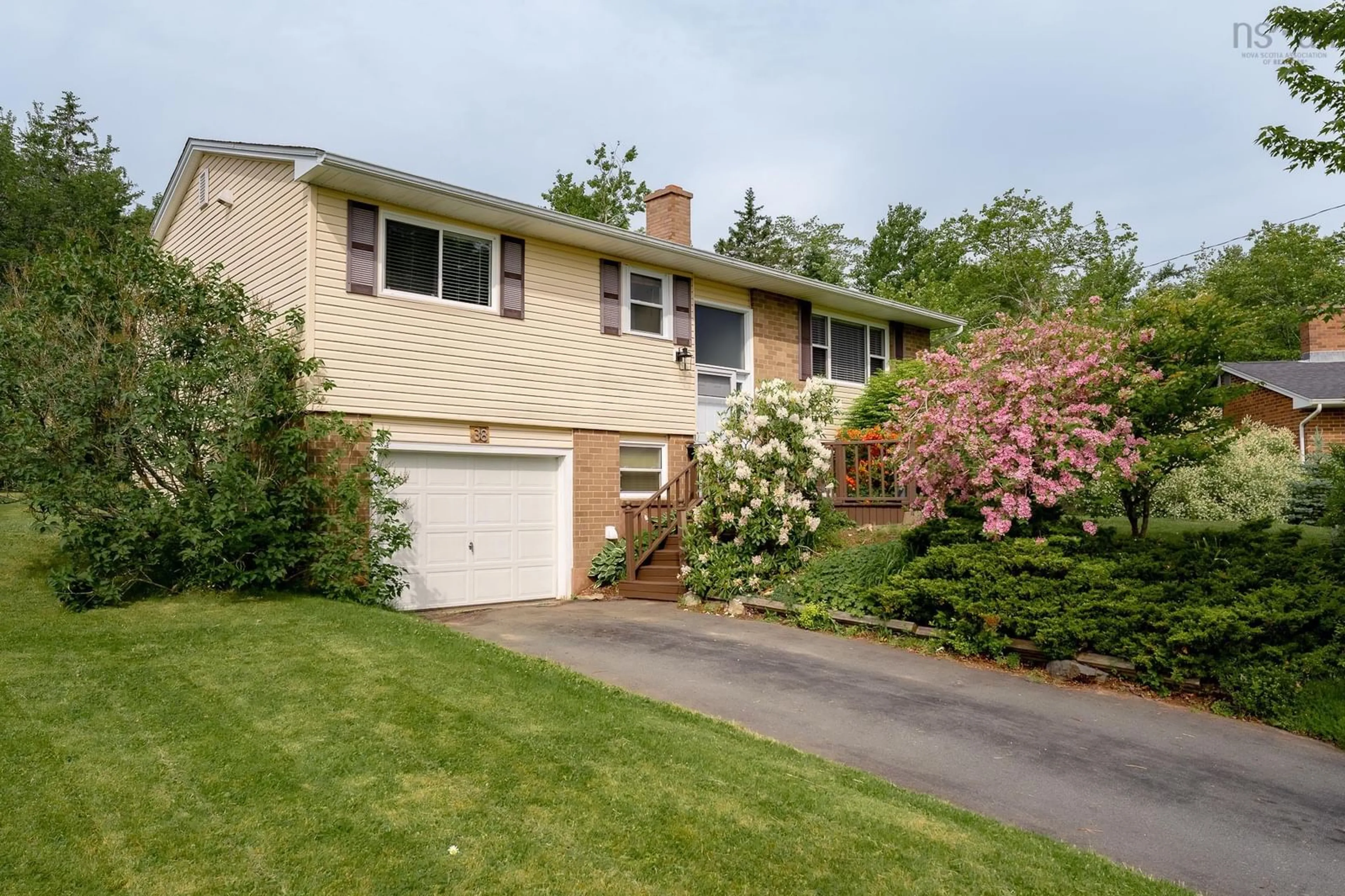 Home with vinyl exterior material, street for 38 Boling Green Cres, Dartmouth Nova Scotia B2V 1J8