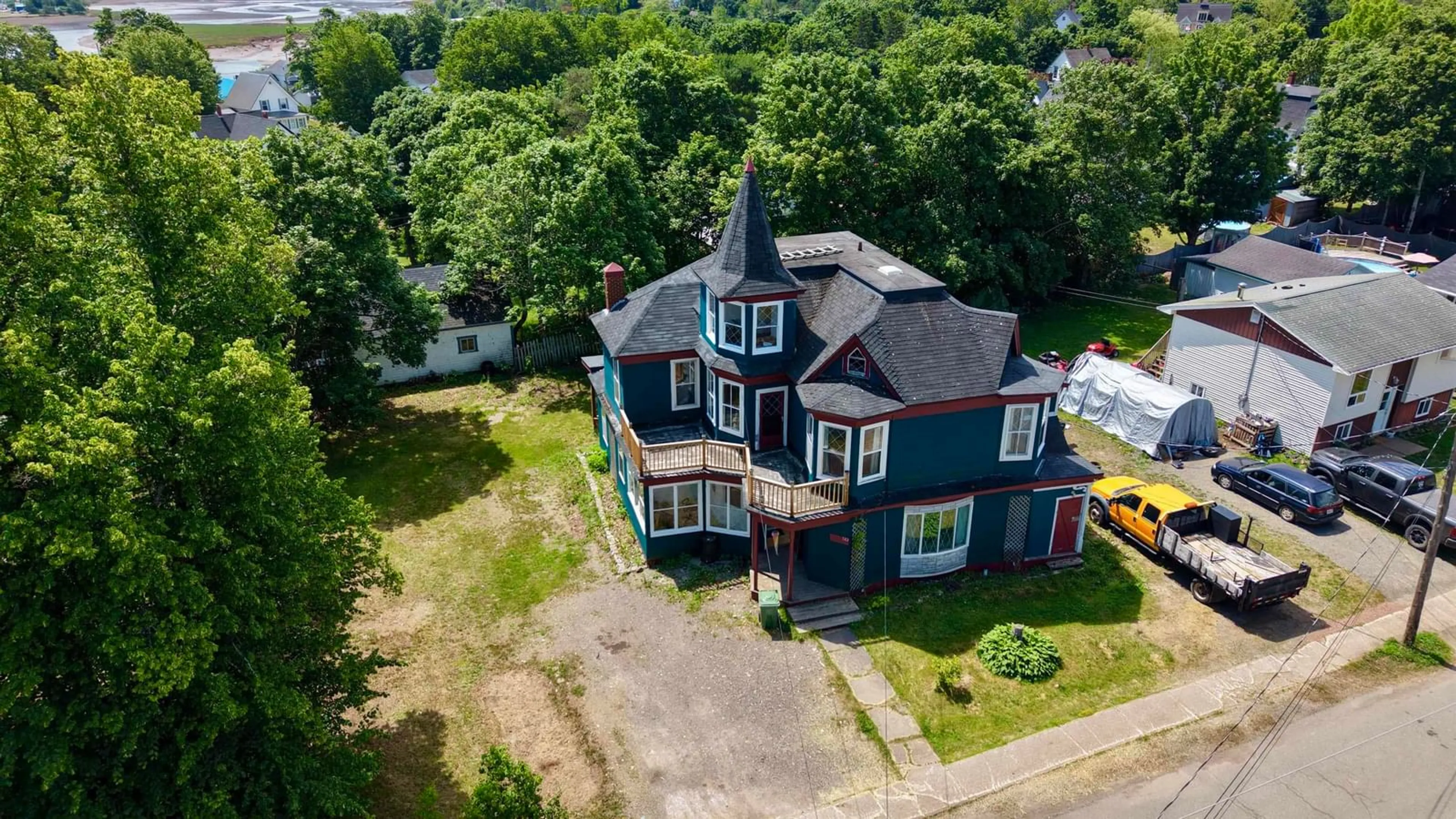 A pic from outside/outdoor area/front of a property/back of a property/a pic from drone, building for 122 Queen St, Parrsboro Nova Scotia B0M 1S0