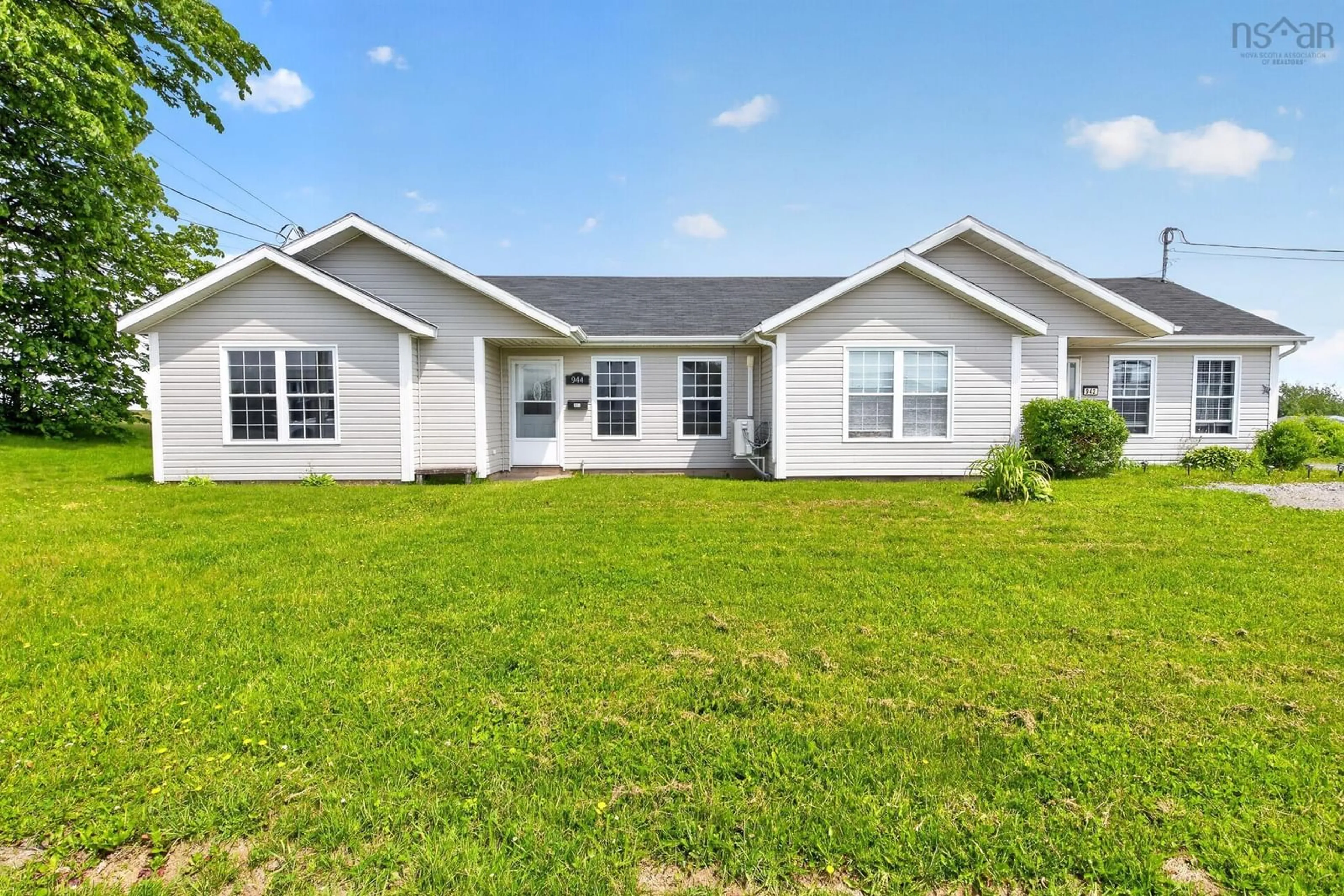 Home with vinyl exterior material, building for 942/944 Main St, Glace Bay Nova Scotia B1A 4Z5