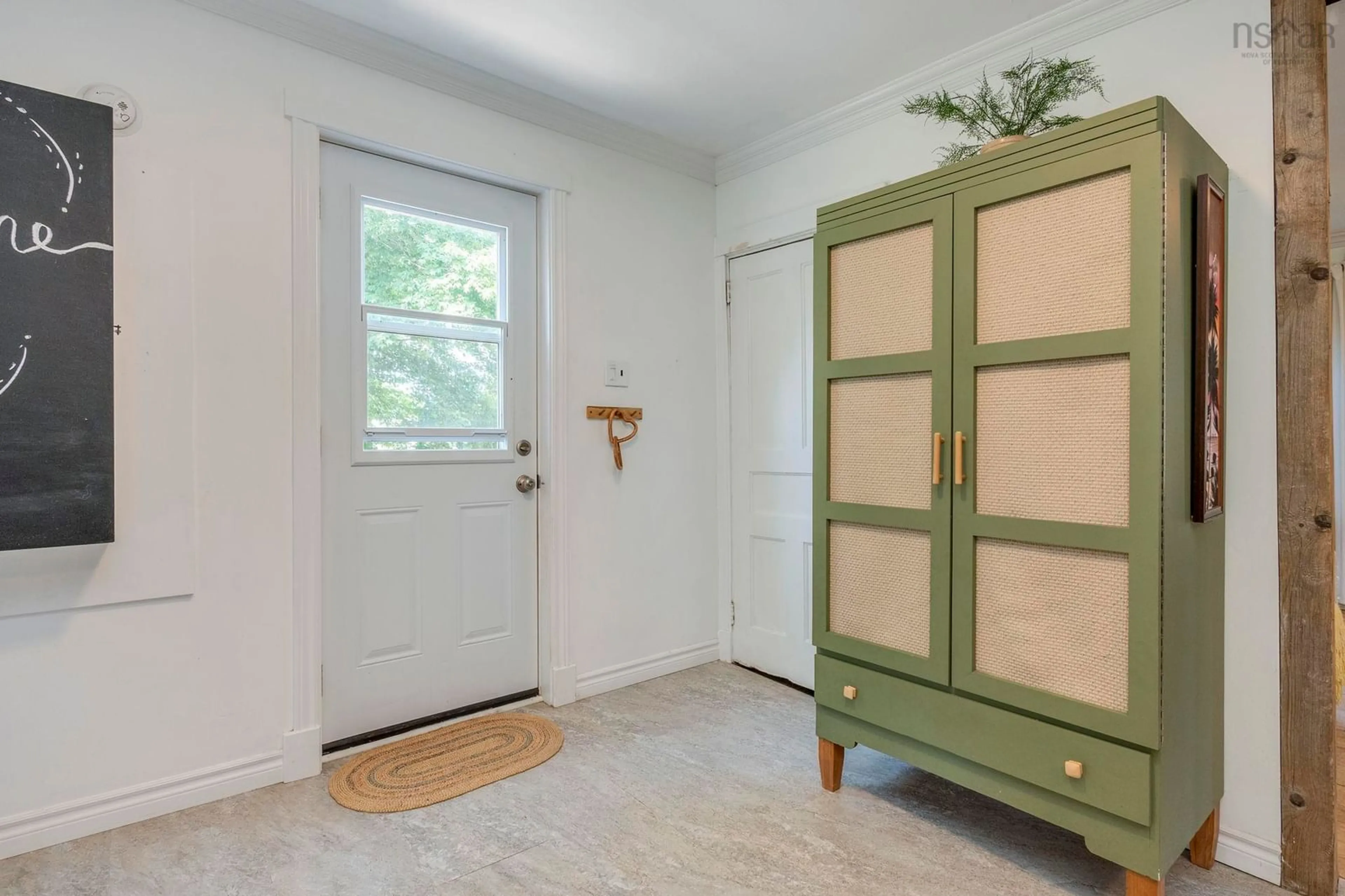 Indoor entryway for 107 Maple Ave, Berwick Nova Scotia B0P 1E0
