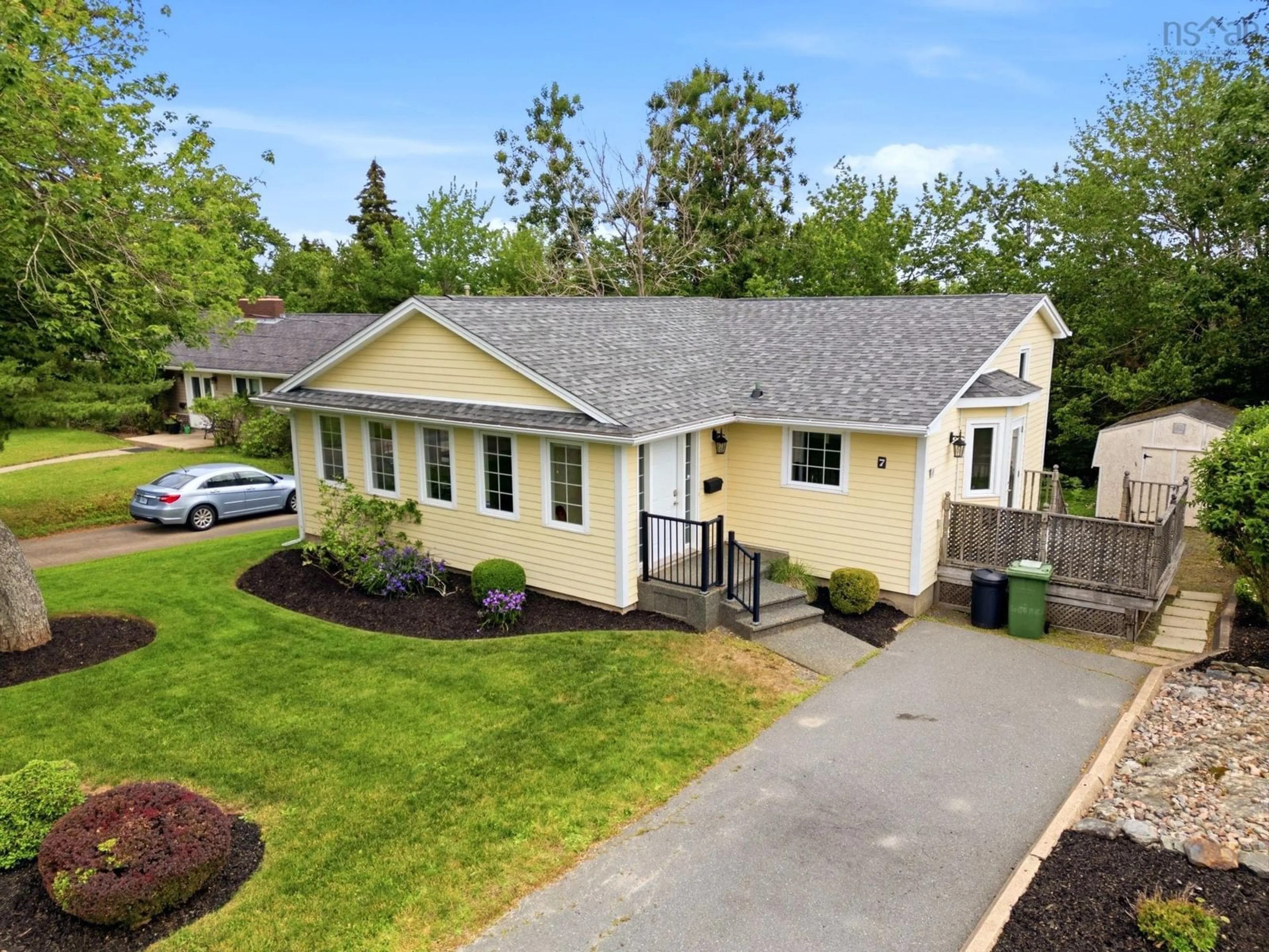 A pic from outside/outdoor area/front of a property/back of a property/a pic from drone, building for 7 Oakley Ave, Halifax Nova Scotia B3M 3G6