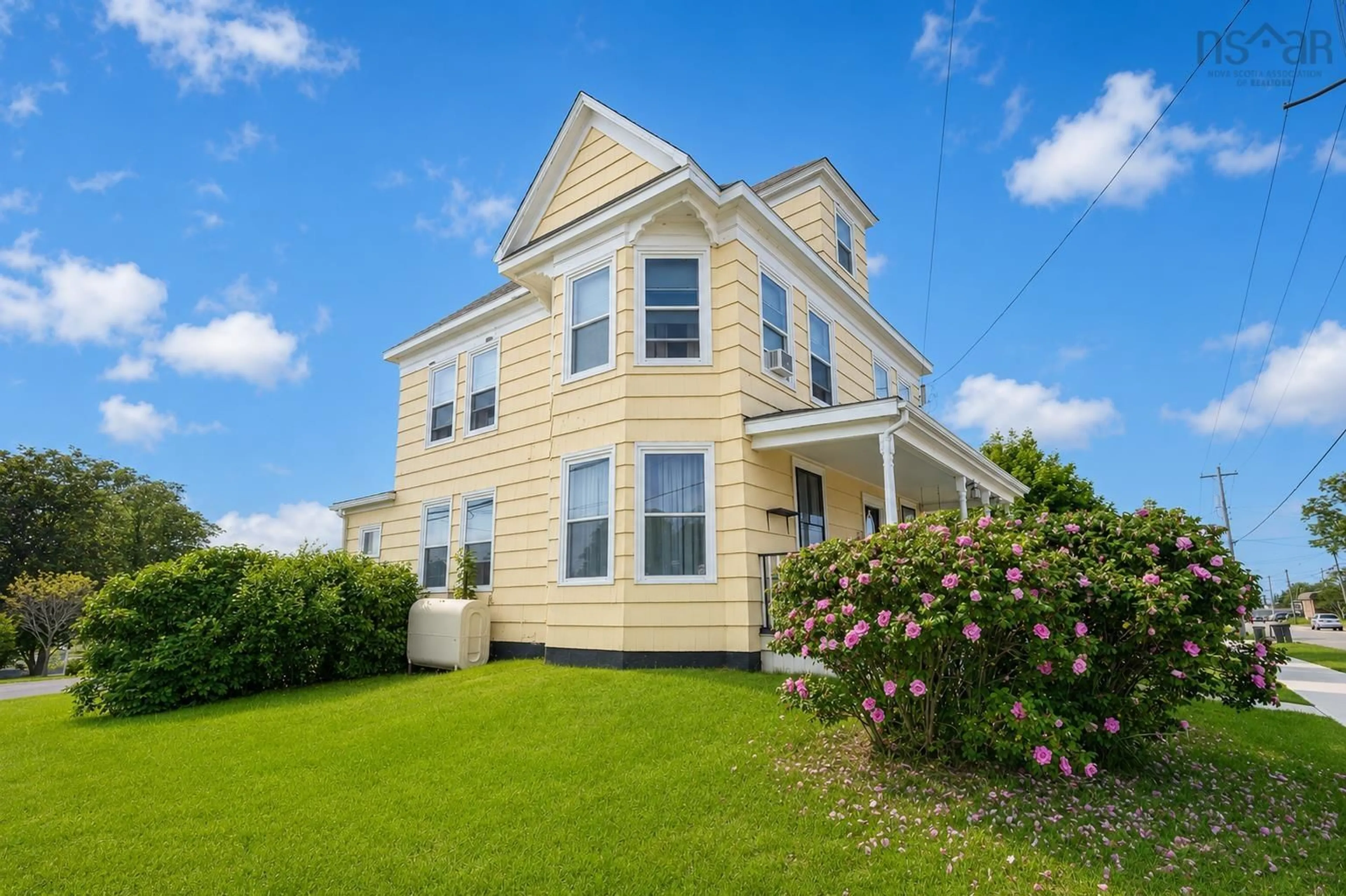 Home with vinyl exterior material, building for 32 Fraser Ave, Sydney Mines Nova Scotia B1V 2B7