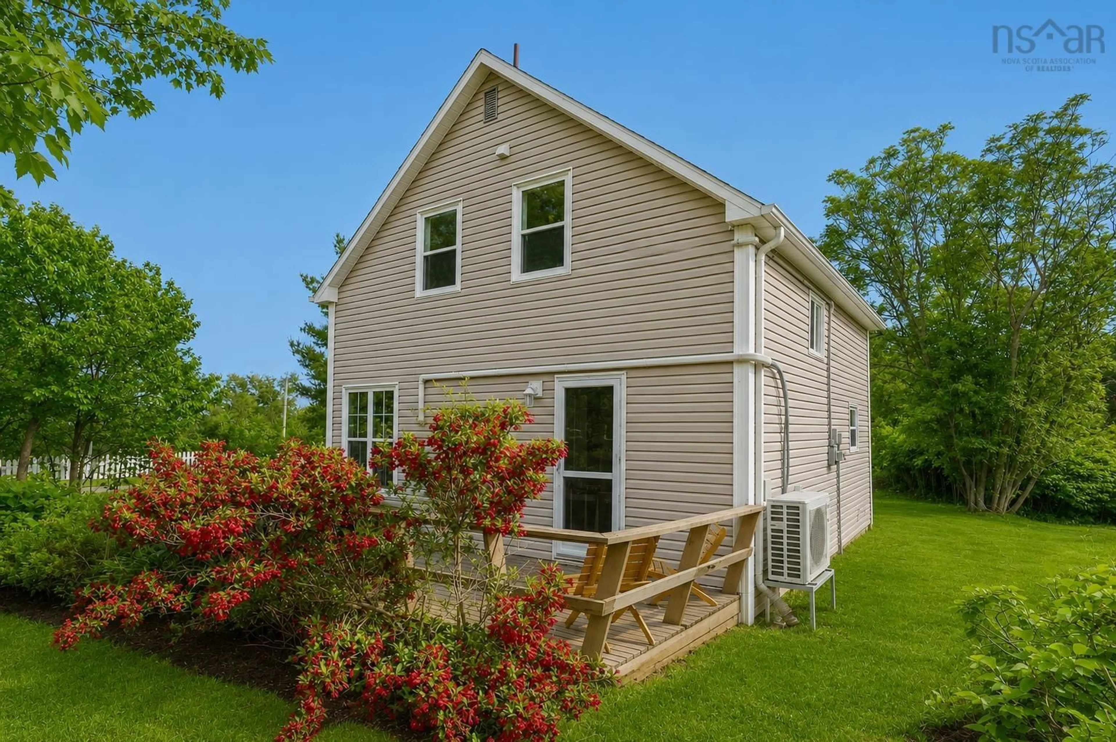 Home with vinyl exterior material, unknown for 60 Centre St, North Sydney Nova Scotia B2A 3J1