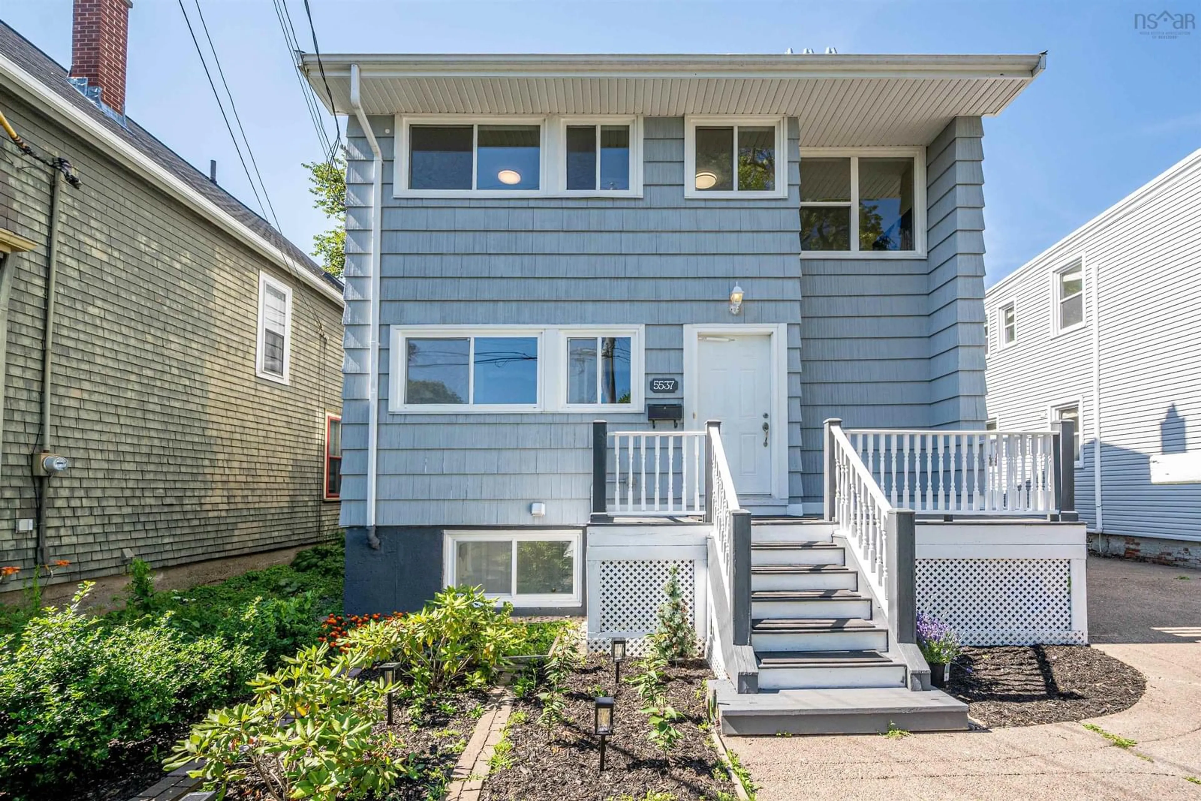 Home with vinyl exterior material, street for 5537 Atlantic Street St, South End Nova Scotia B3H 1G6