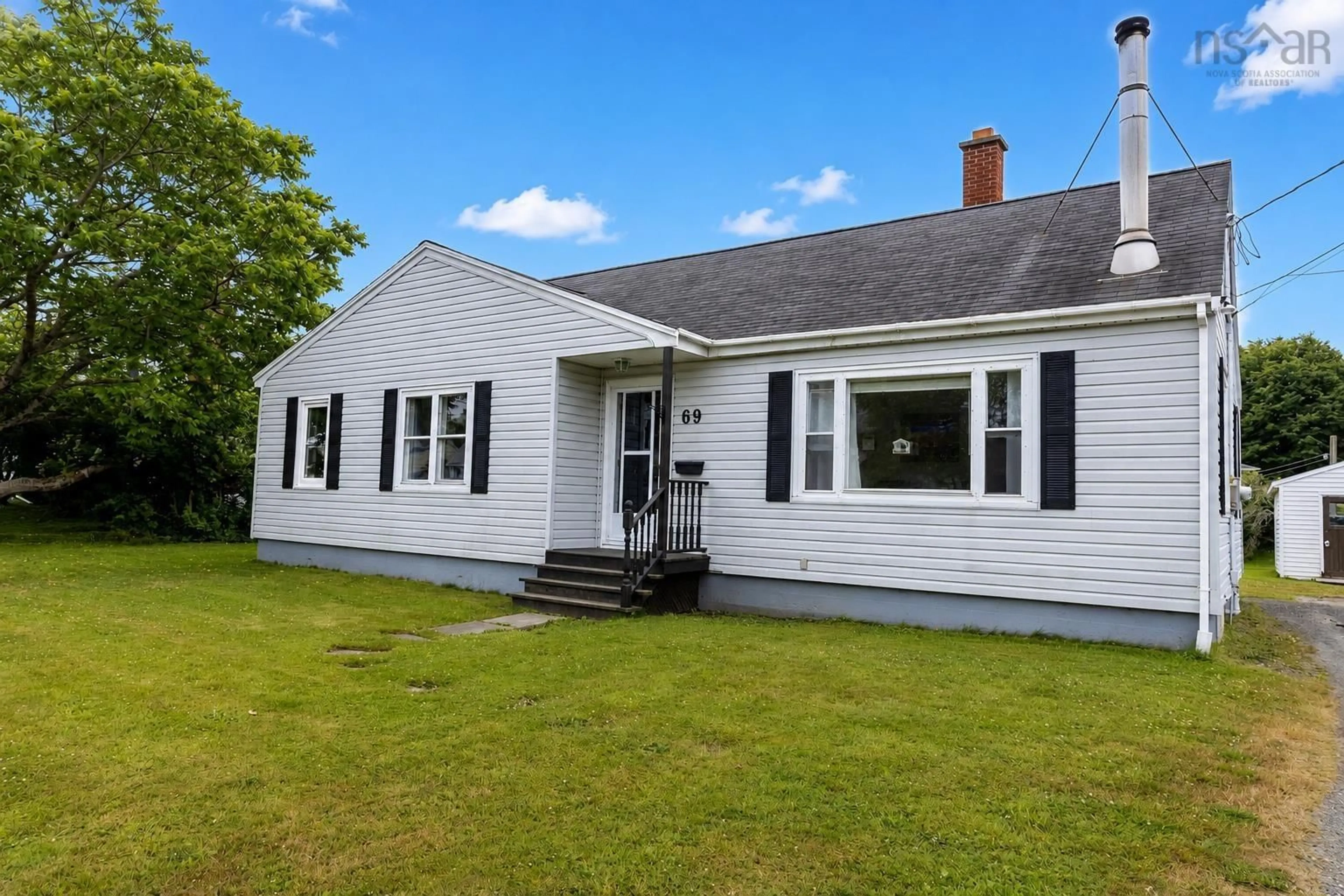 Home with vinyl exterior material, street for 69 King St, Yarmouth Nova Scotia B5A 2Y2