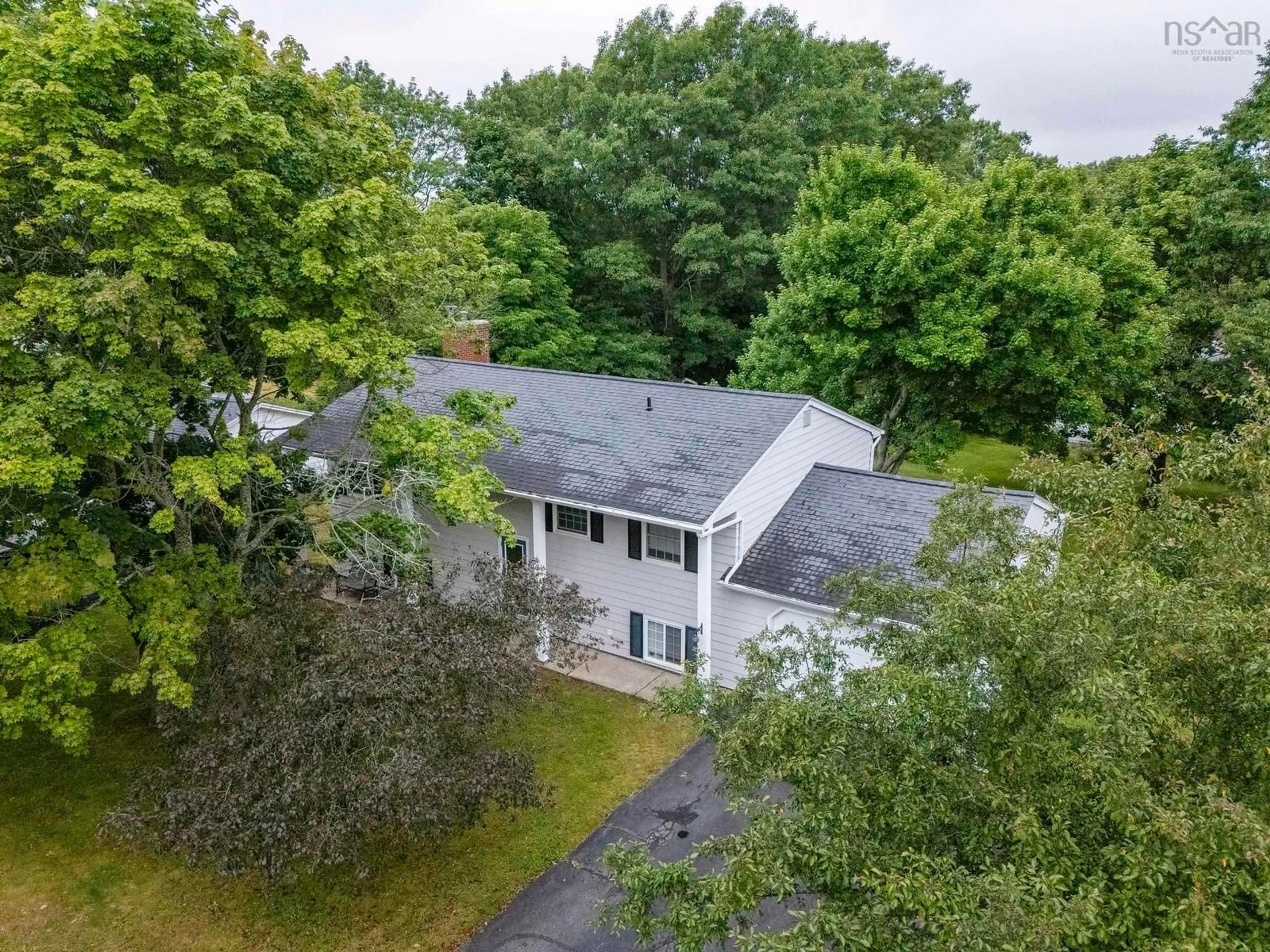 A pic from outside/outdoor area/front of a property/back of a property/a pic from drone, unknown for 15 Fowler Crt, New Minas Nova Scotia B4N 3J1