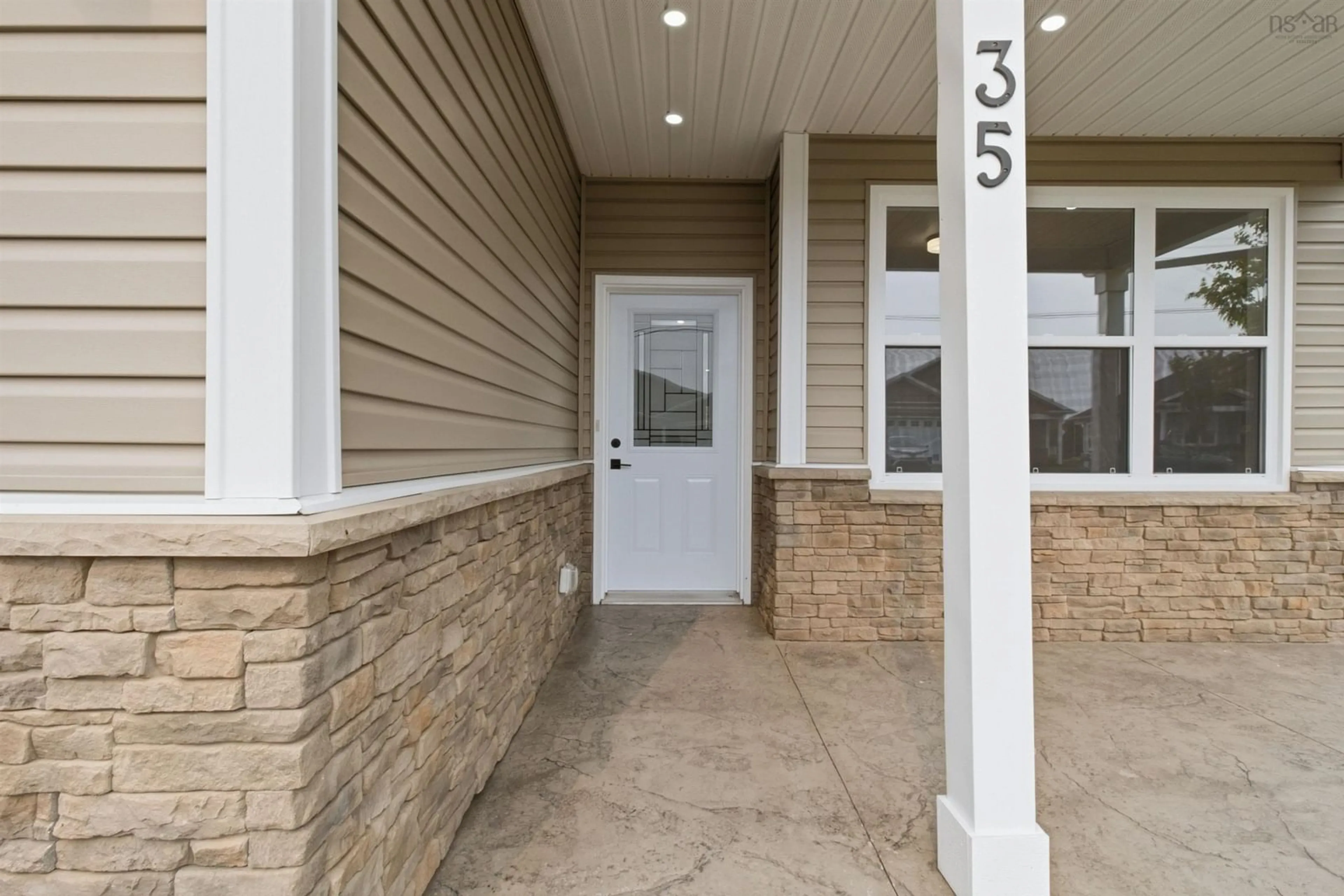 Indoor entryway for 35 Thistle St, Falmouth Nova Scotia B0N 2A0