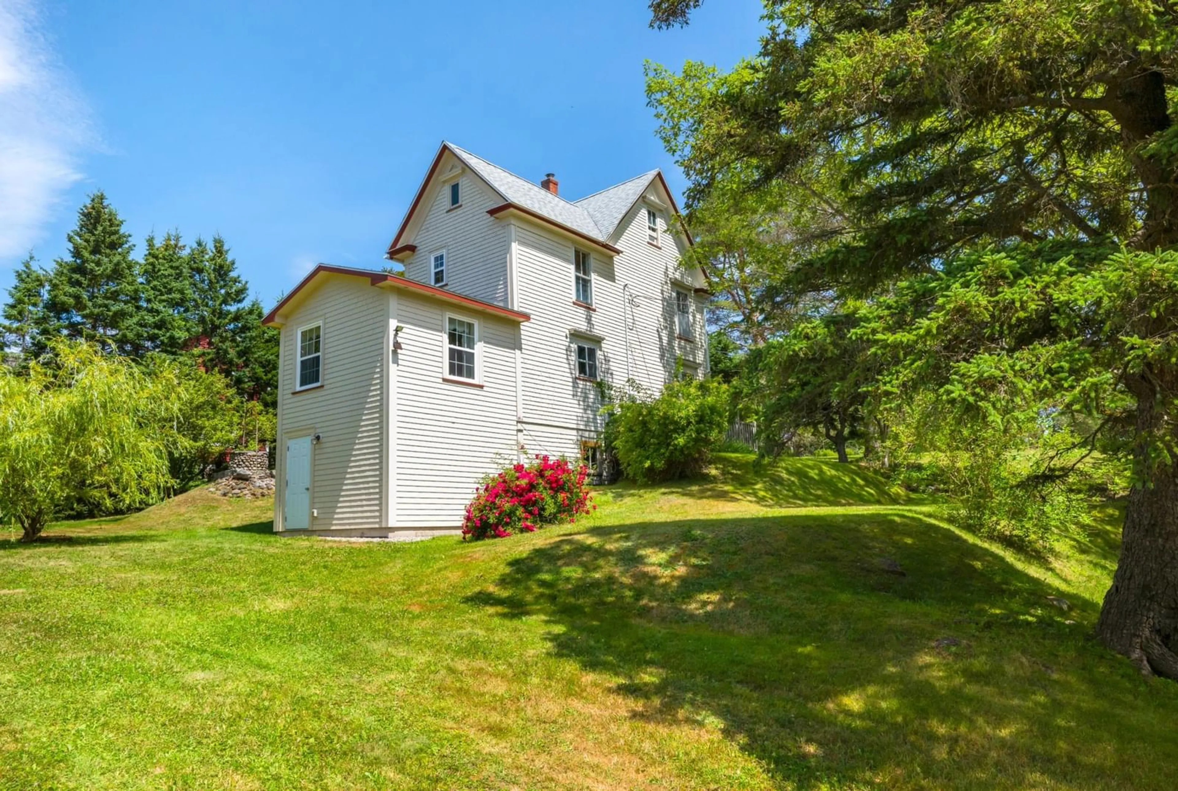 A pic from outside/outdoor area/front of a property/back of a property/a pic from drone, unknown for 149 Duke St, Chester Nova Scotia B0J 1J0