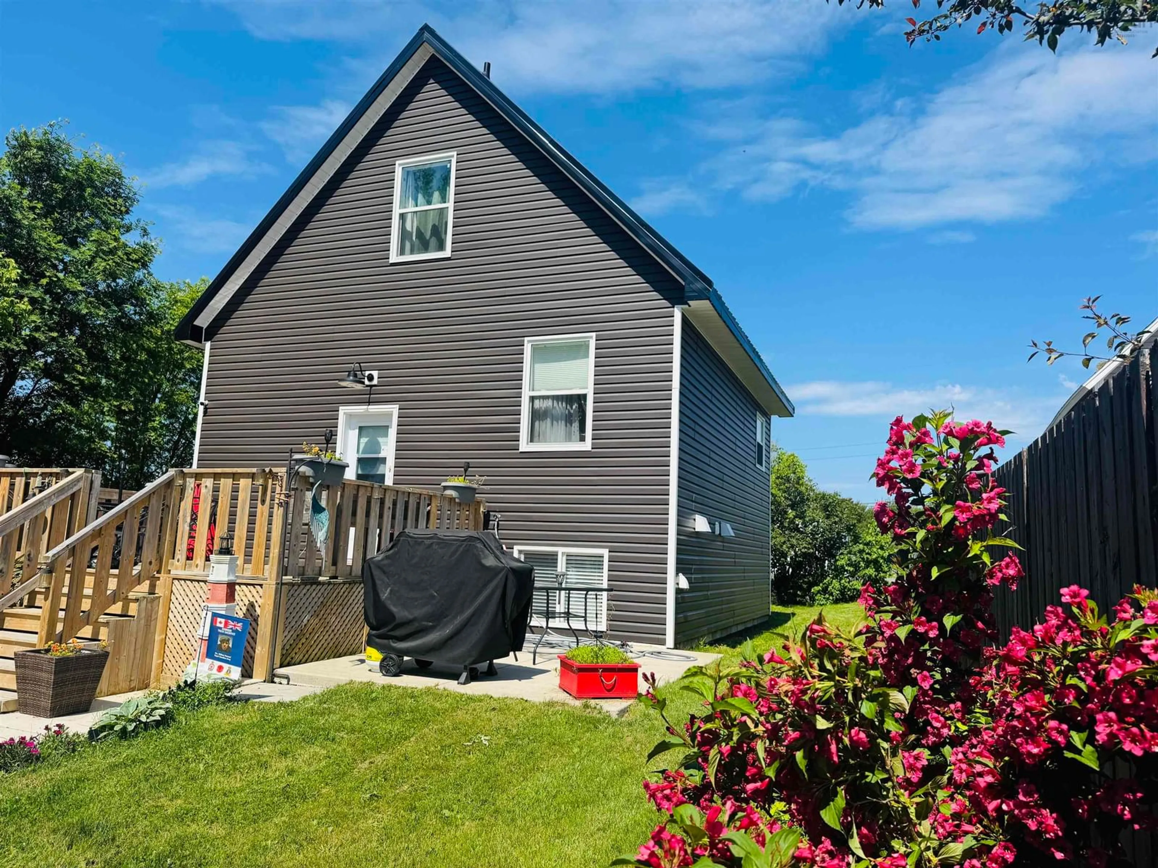 Home with vinyl exterior material, unknown for 50 School St, Florence Nova Scotia B1Y 1P5