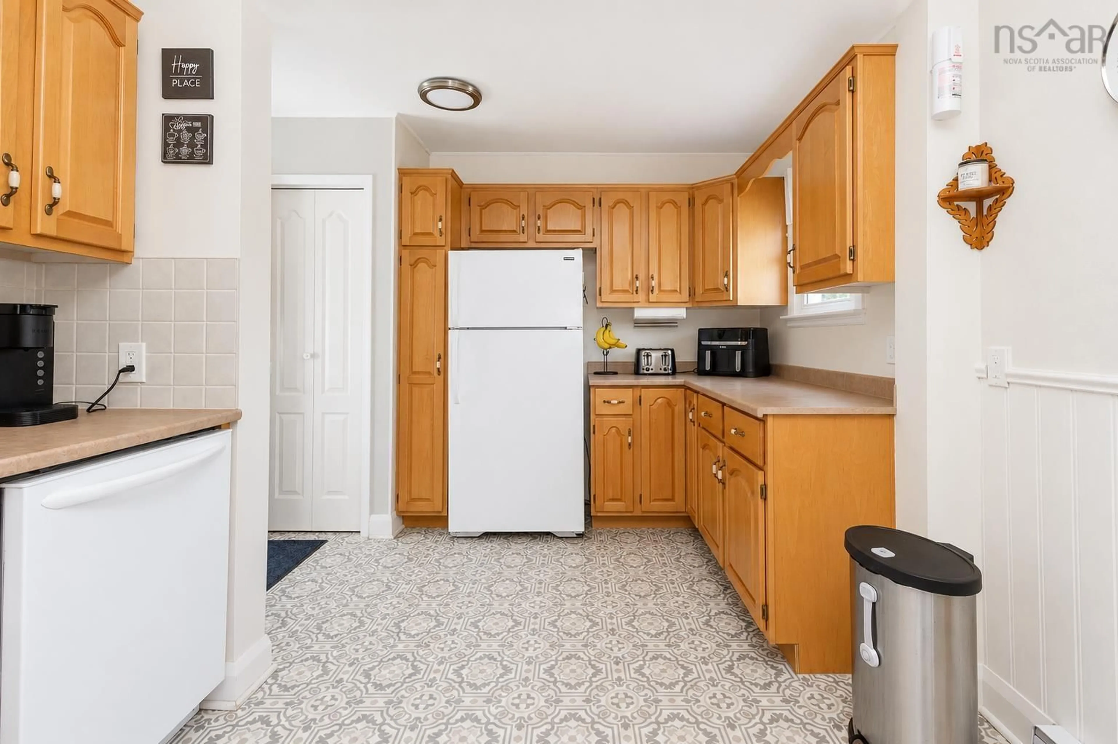 Standard kitchen, unknown for 189 Macrae Ave, Sydney River Nova Scotia B1S 1M4