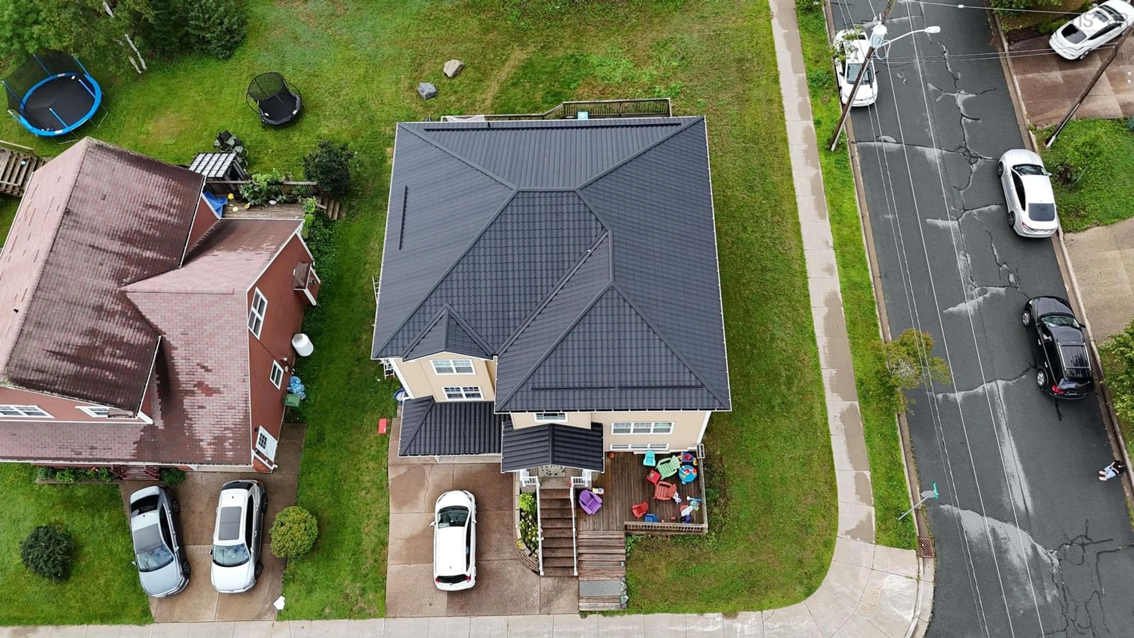 A pic from outside/outdoor area/front of a property/back of a property/a pic from drone, building for 31 Transom Dr, Halifax Nova Scotia B3M 4V5