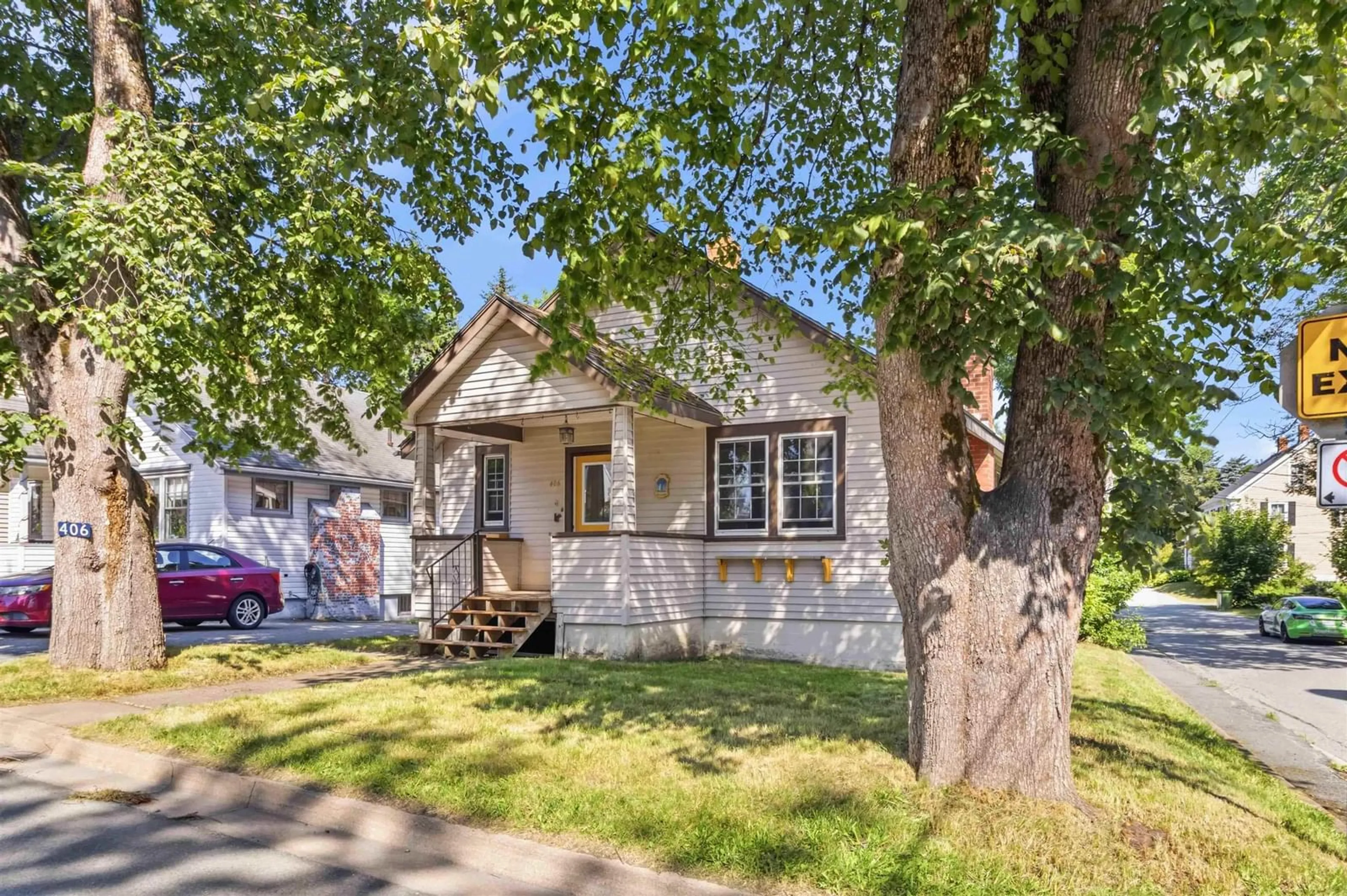 Home with vinyl exterior material, street for 406 Main St, Liverpool Nova Scotia B0T 1K0