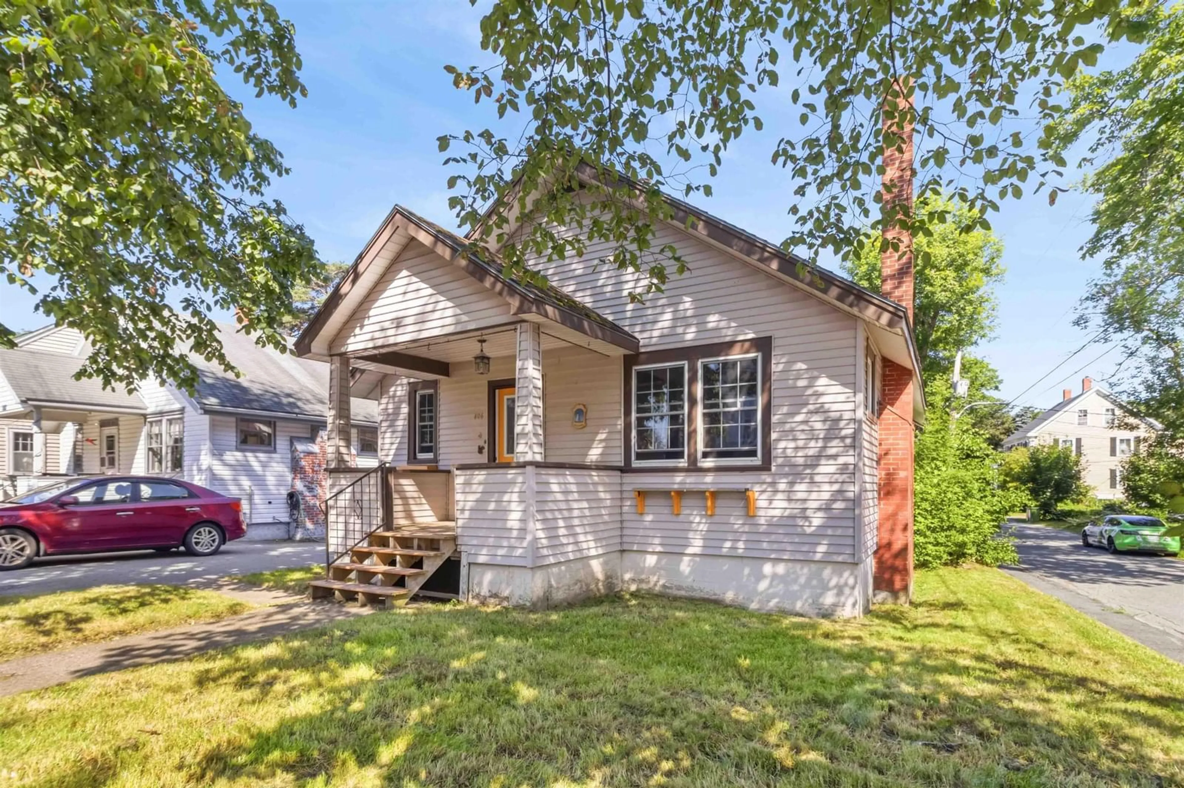 Home with vinyl exterior material, street for 406 Main St, Liverpool Nova Scotia B0T 1K0