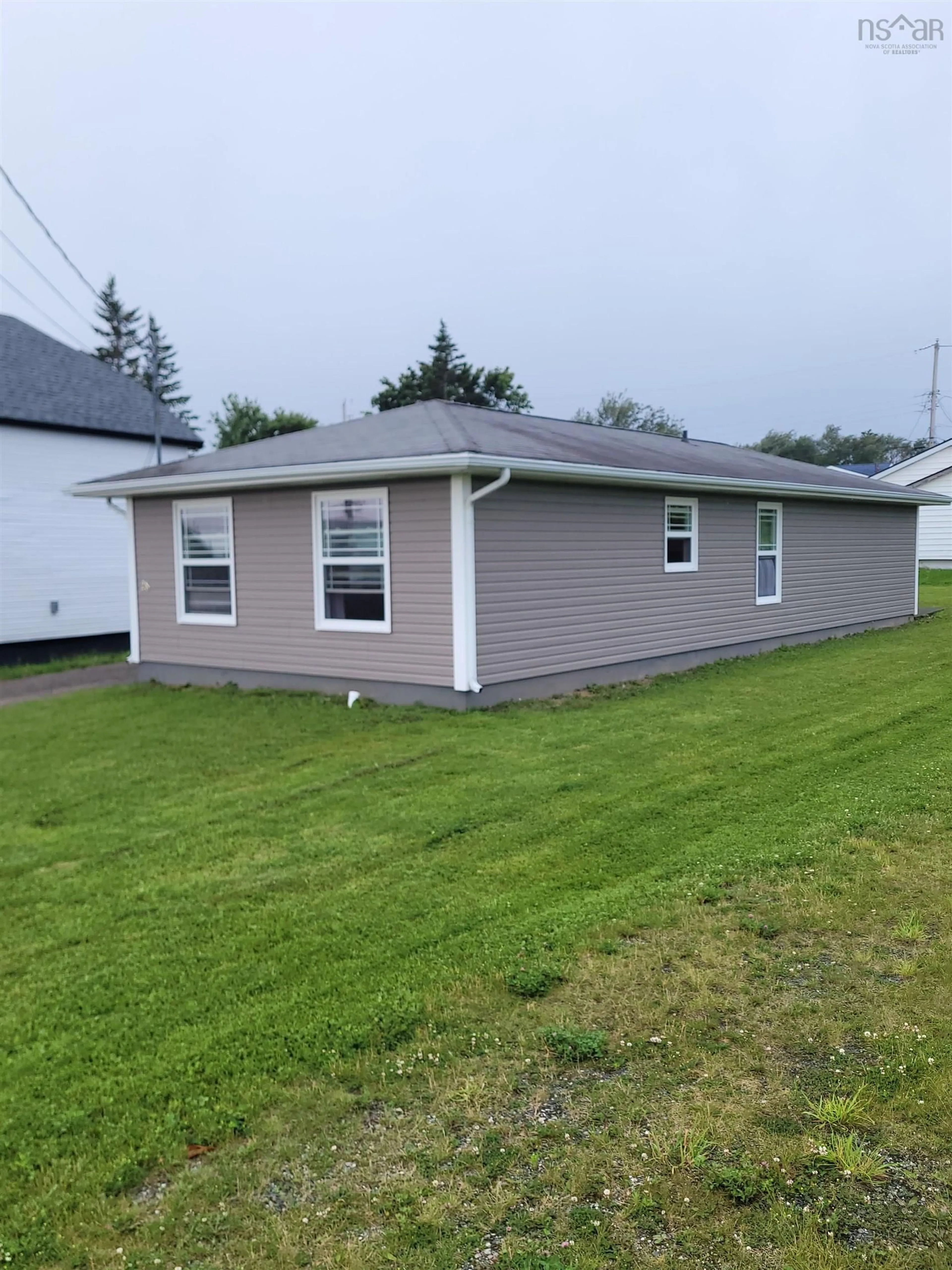 Home with vinyl exterior material, building for 28 Pleasant St, Glace Bay Nova Scotia B1A 3Z9