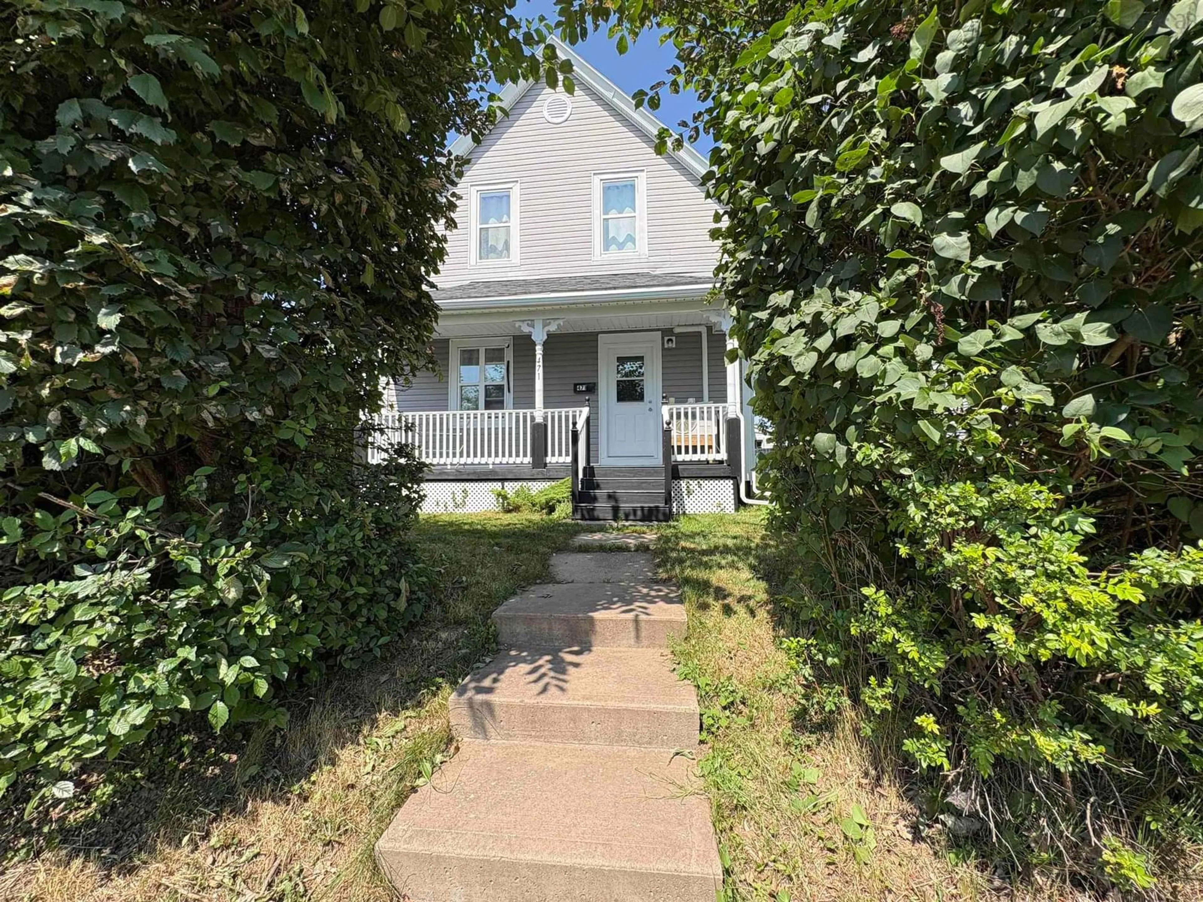 A pic from outside/outdoor area/front of a property/back of a property/a pic from drone, street for 471 South Albert St, New Glasgow Nova Scotia B2H 3W1