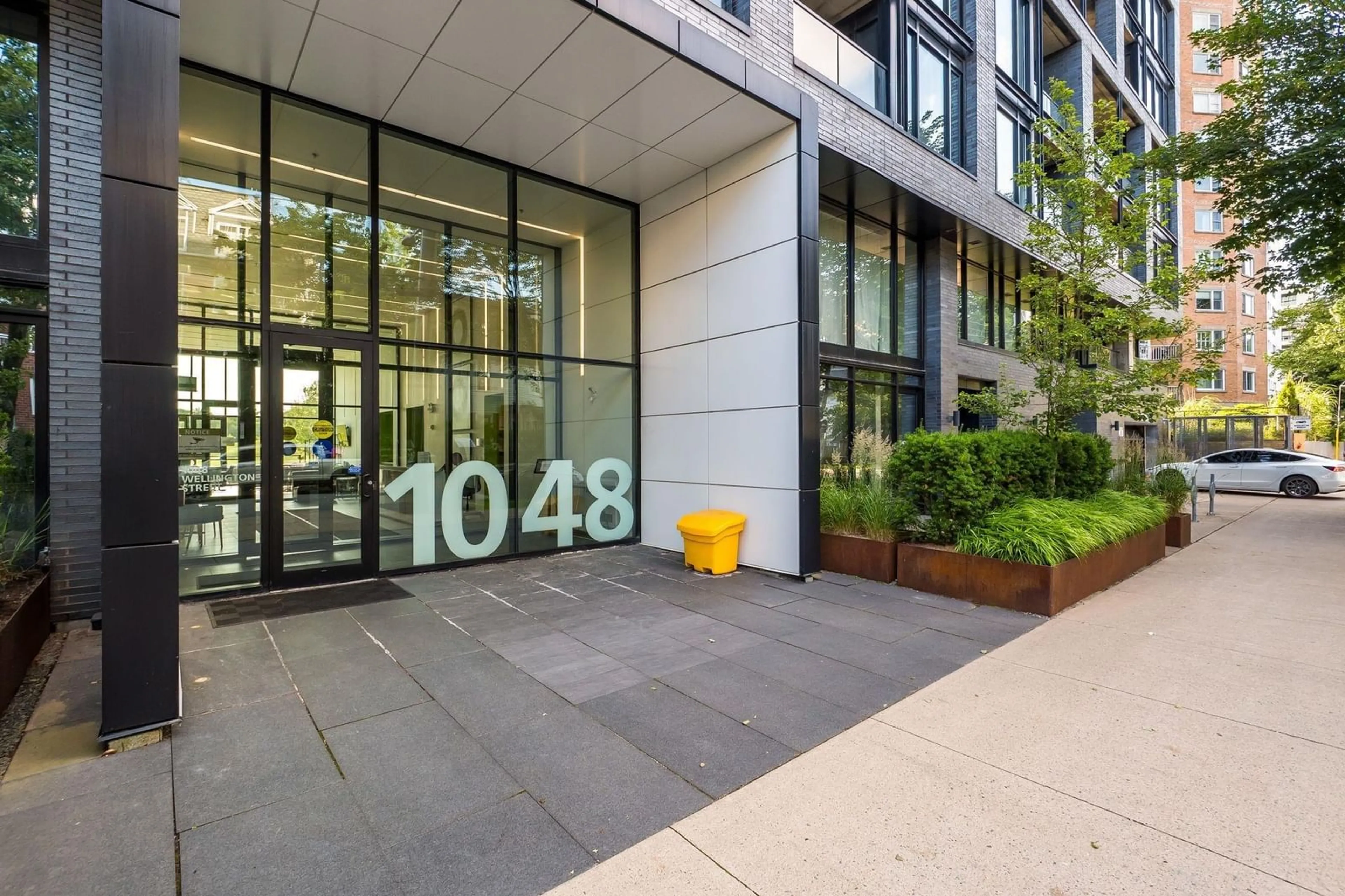 Indoor foyer for 1048 Wellington #503, Halifax Nova Scotia B3H 2Z8