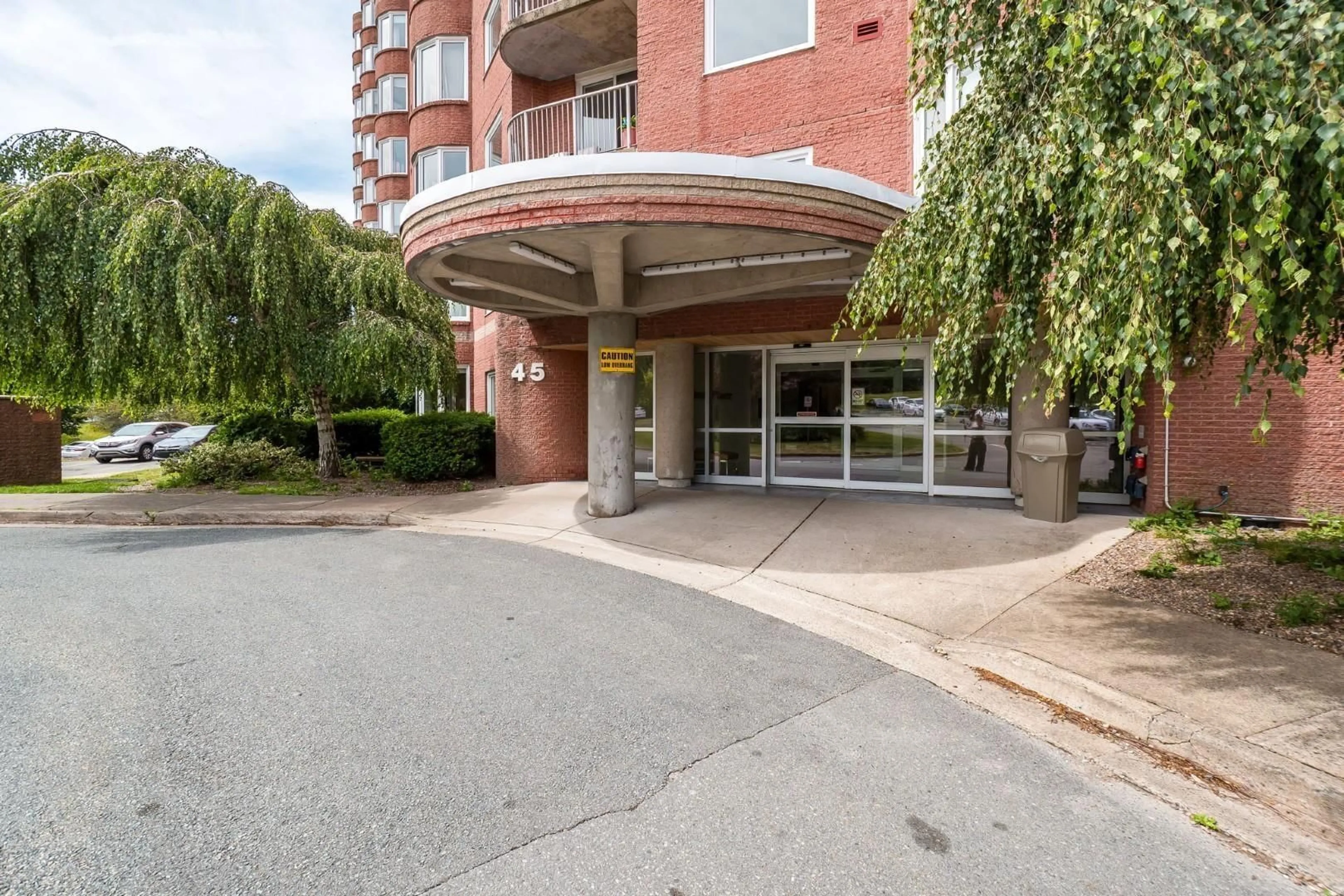 Indoor foyer for 45 Vimy Ave #325, Halifax Nova Scotia B3M 4C5