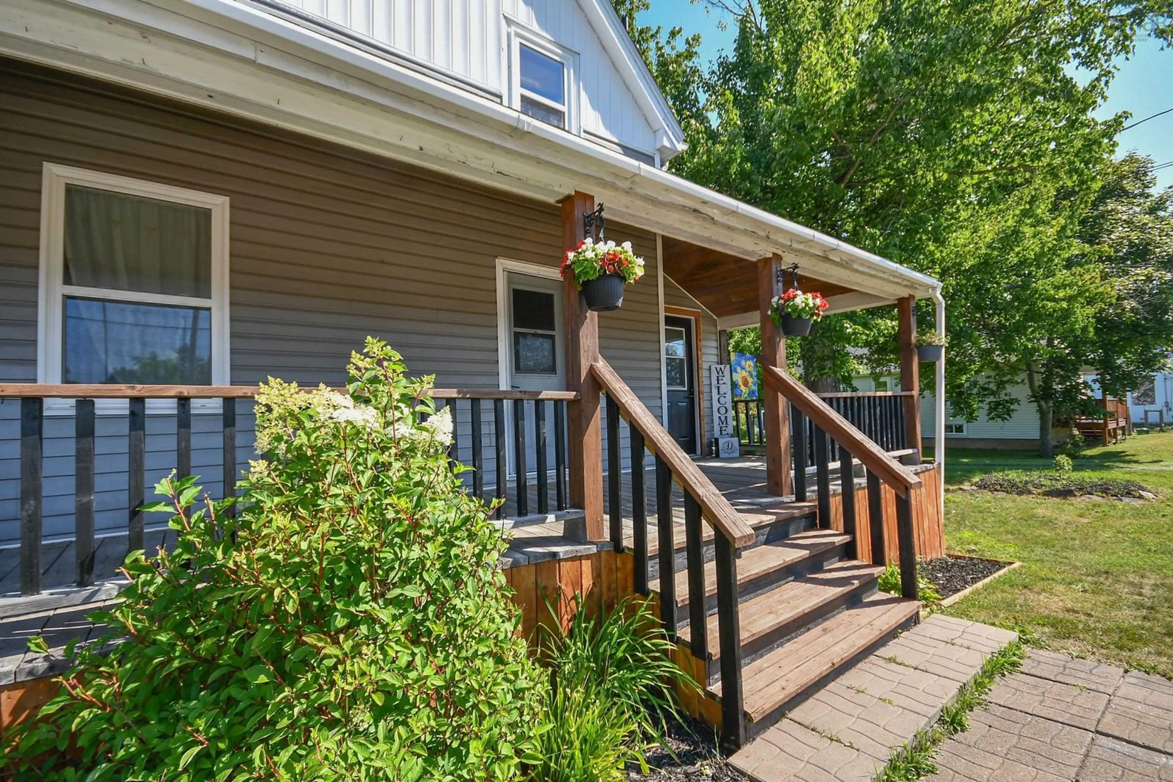 Patio, street for 16 School St, Hantsport Nova Scotia B0N 1P0