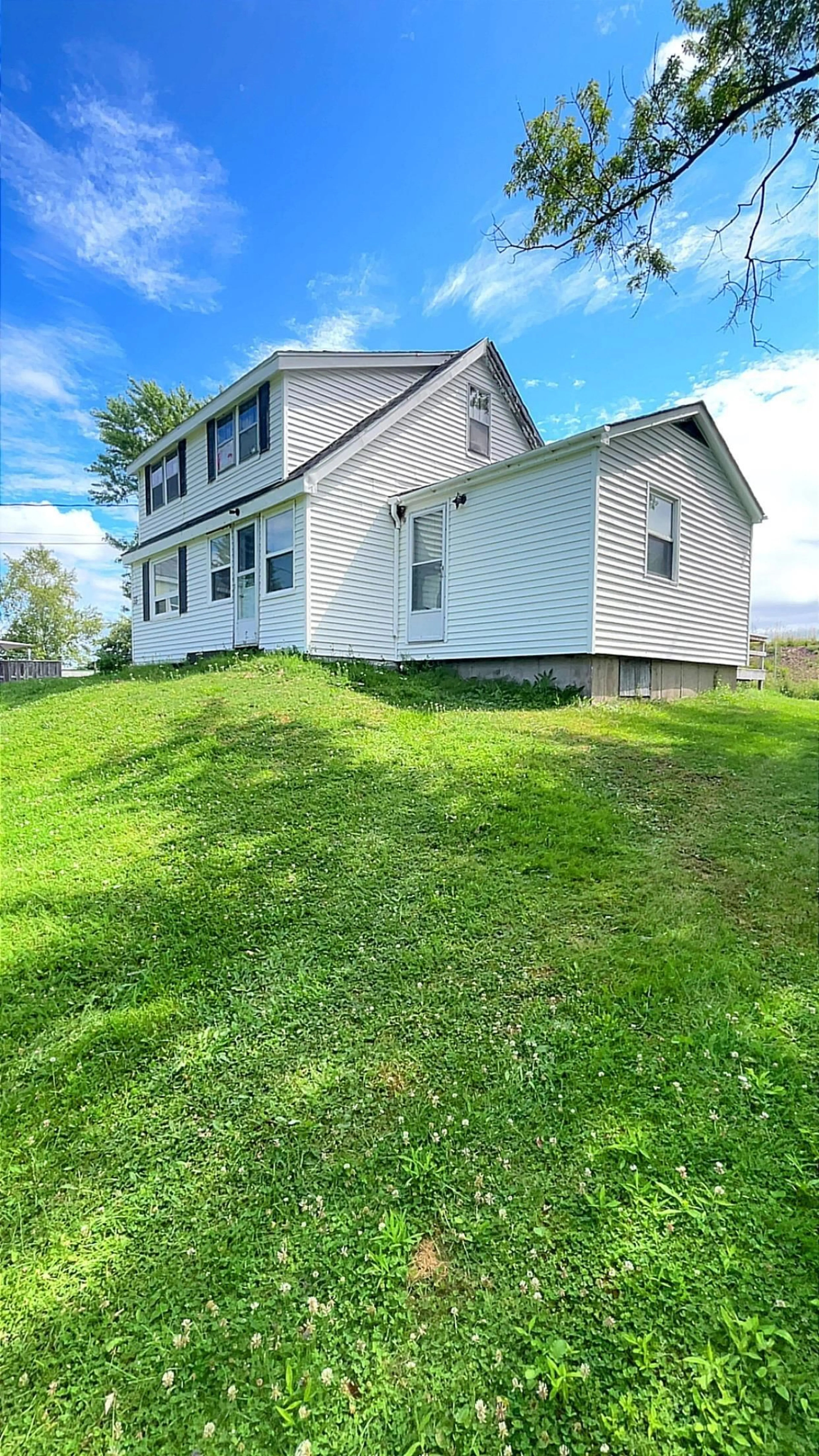 A pic from outside/outdoor area/front of a property/back of a property/a pic from drone, unknown for 55 High St, Plymouth Nova Scotia B0K 1S0