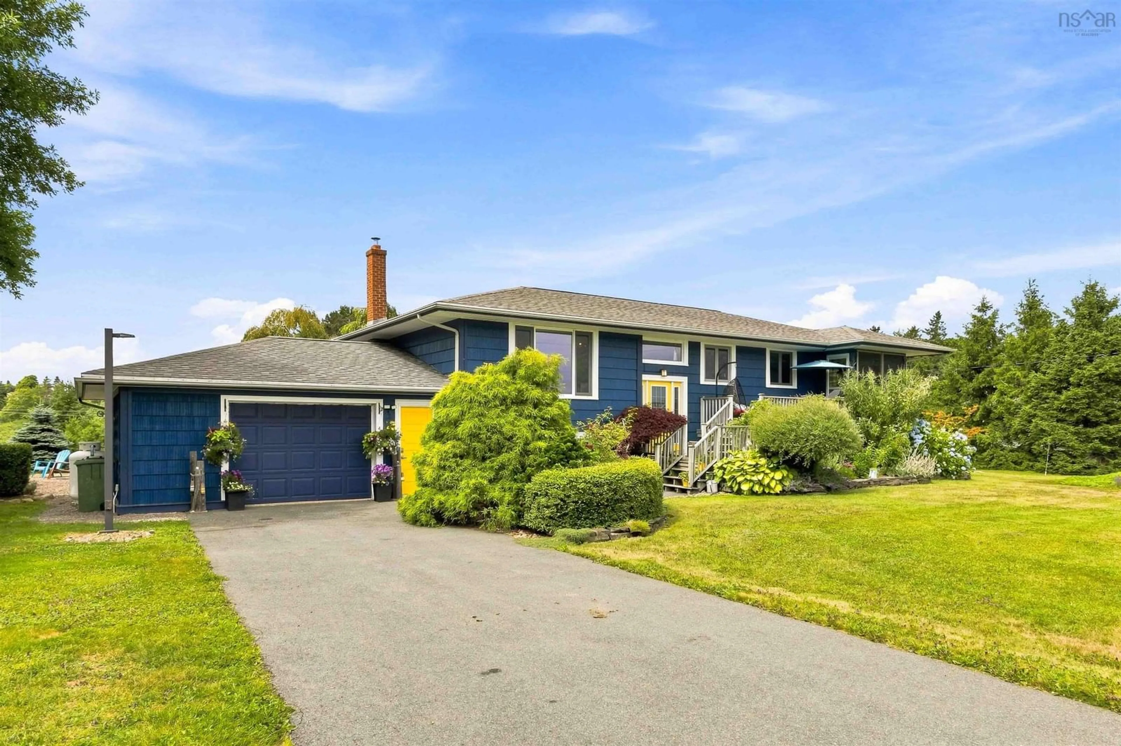 Home with vinyl exterior material, street for 78 Fort Point Rd, Lahave Nova Scotia B0R 1C0