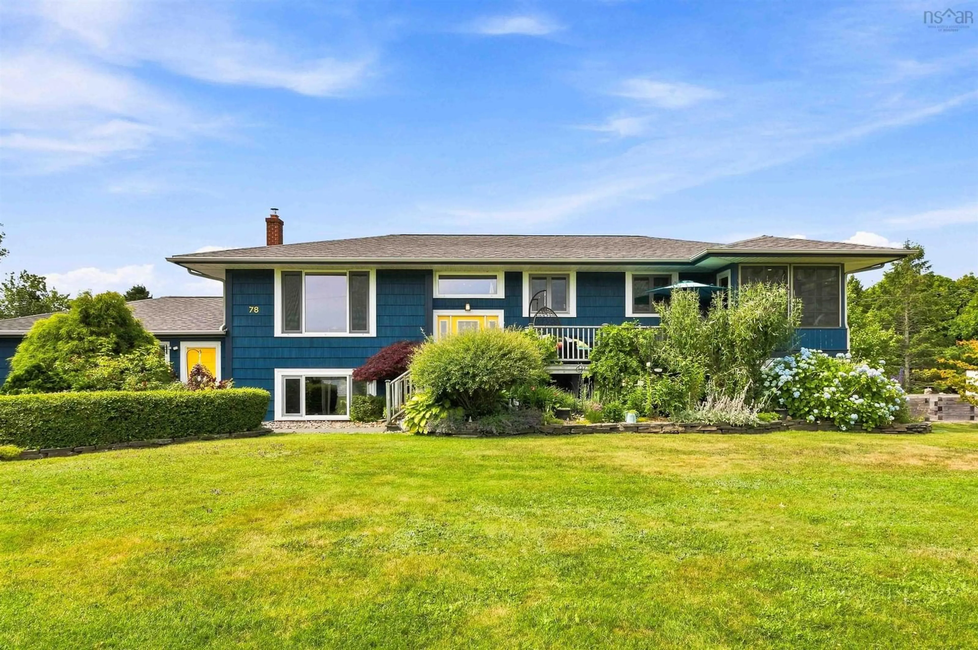 Home with vinyl exterior material, unknown for 78 Fort Point Rd, Lahave Nova Scotia B0R 1C0