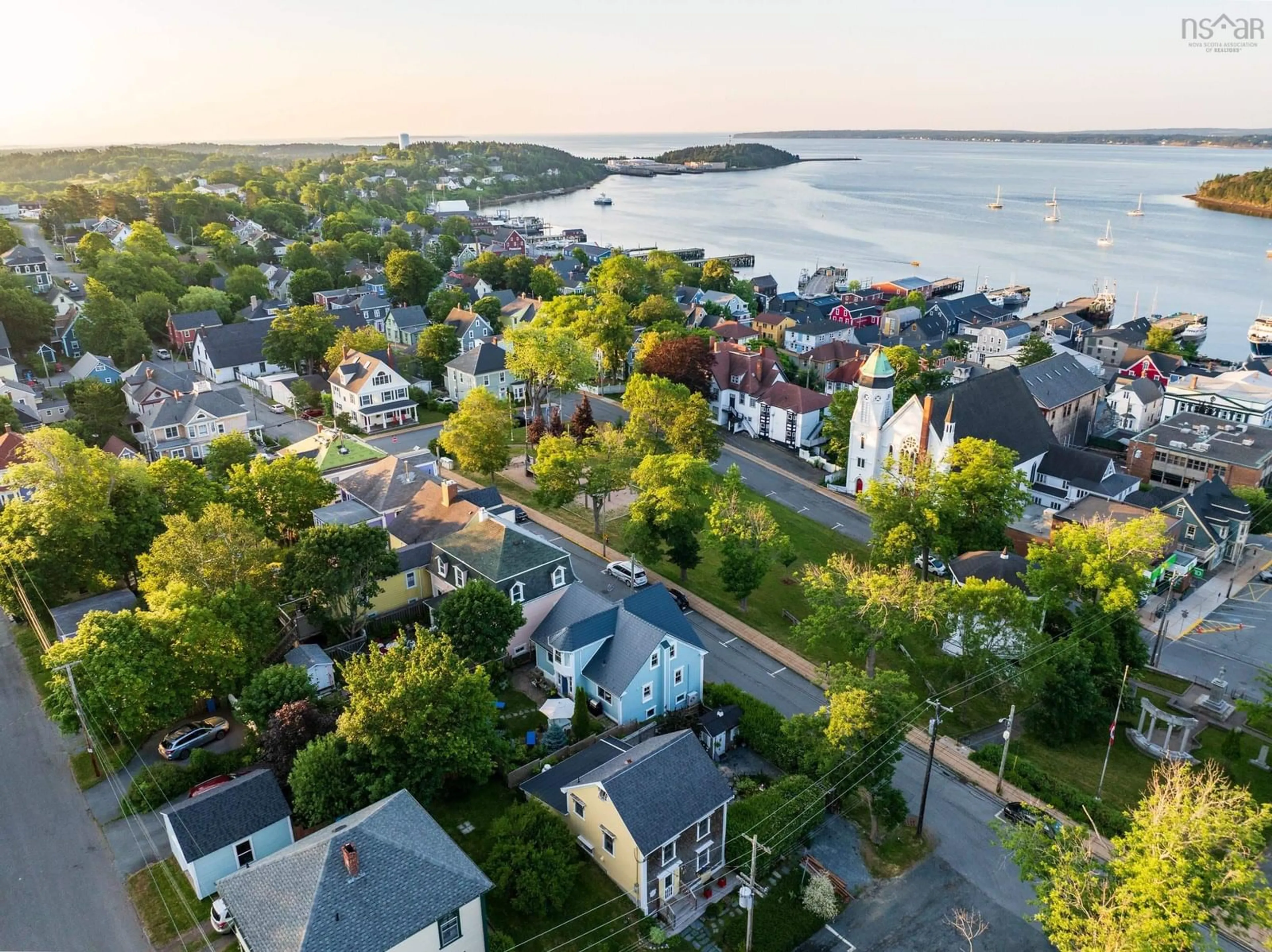 A pic from outside/outdoor area/front of a property/back of a property/a pic from drone, unknown for 129 Townsend St, Lunenburg Nova Scotia B0J 2C0