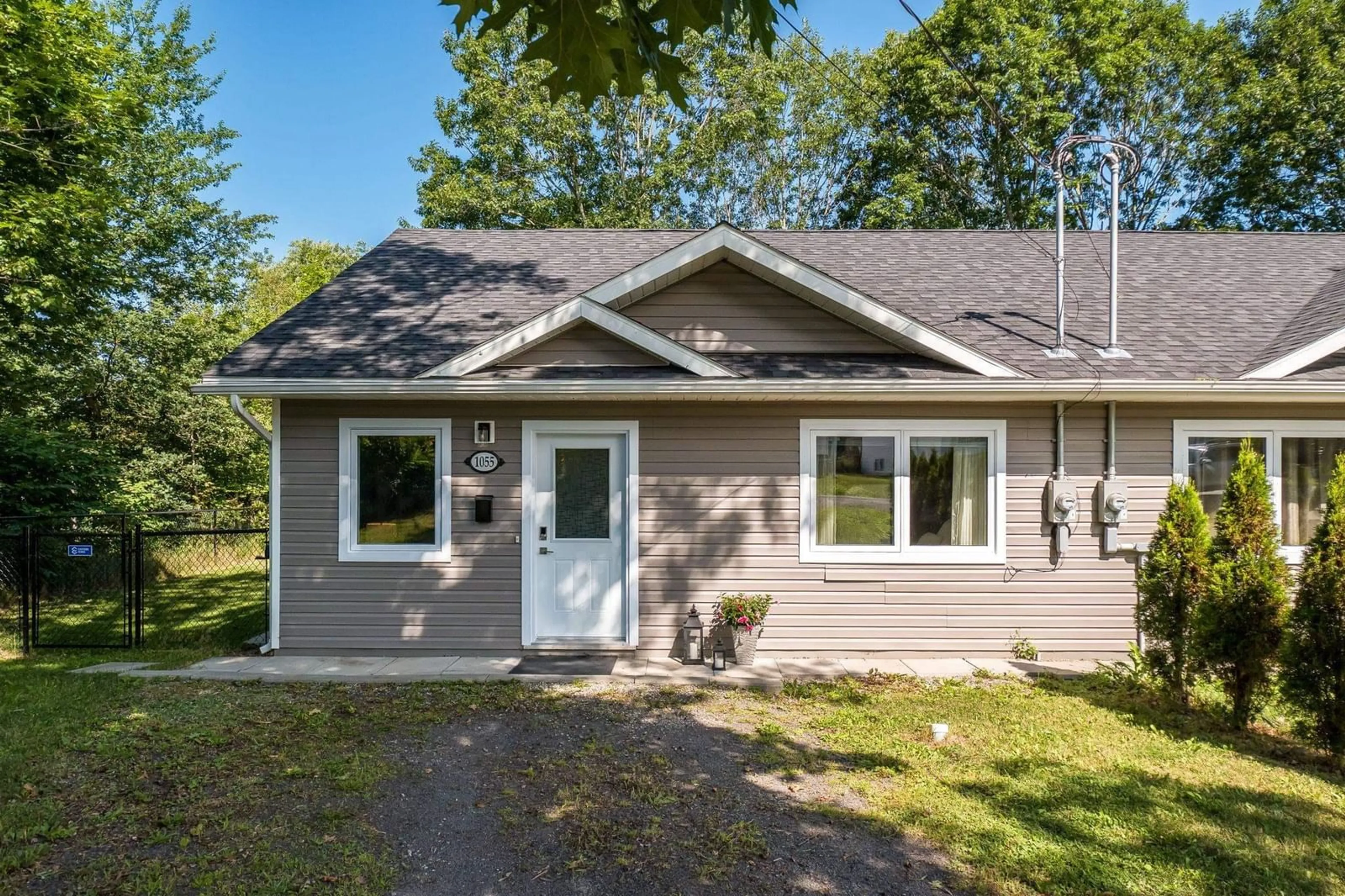 Home with vinyl exterior material, unknown for 1055 Marie Cres, North Kentville Nova Scotia B4N 4K4
