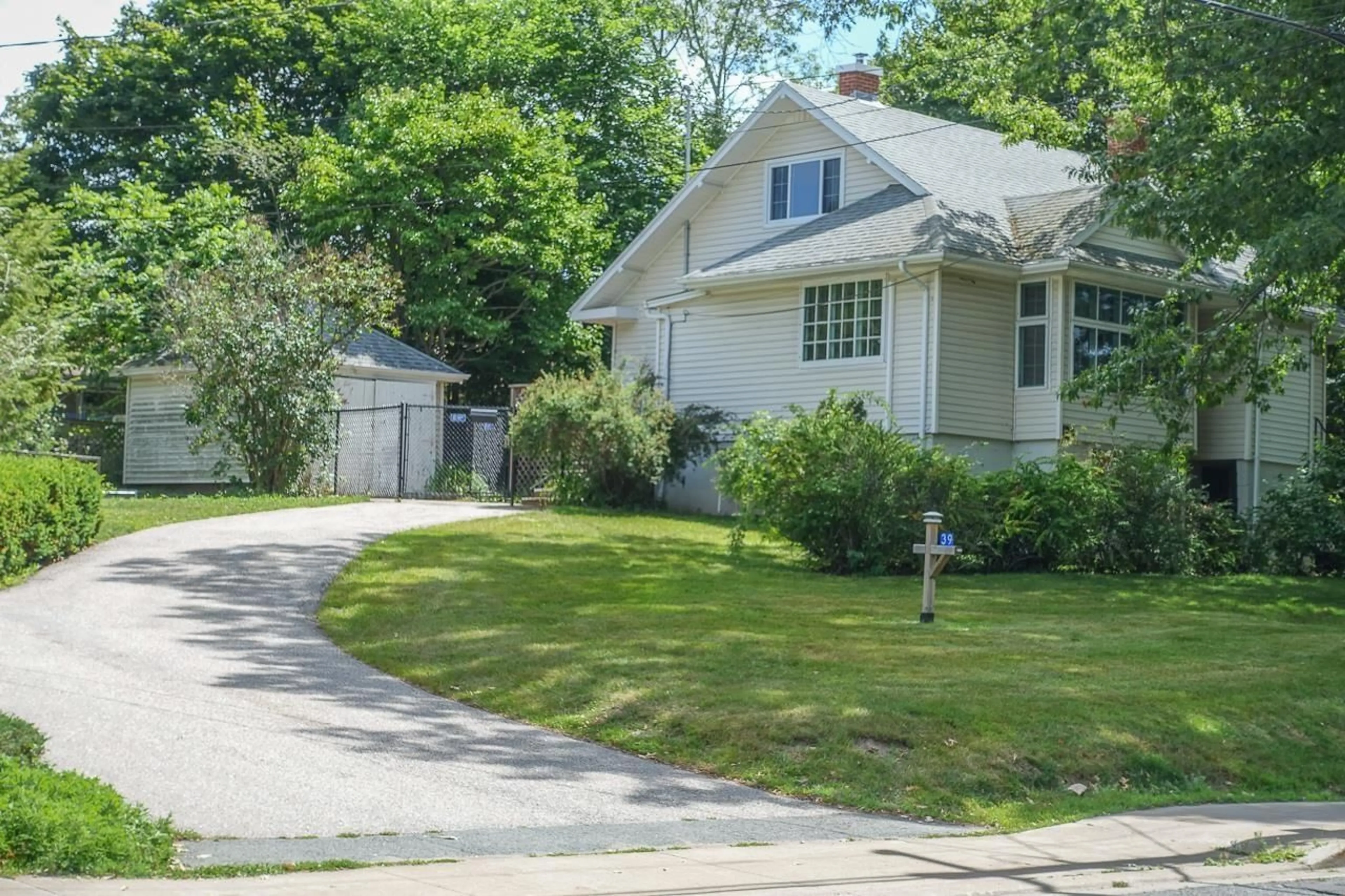 A pic from outside/outdoor area/front of a property/back of a property/a pic from drone, street for 39 Oakdene Ave, Kentville Nova Scotia B4N 2B6