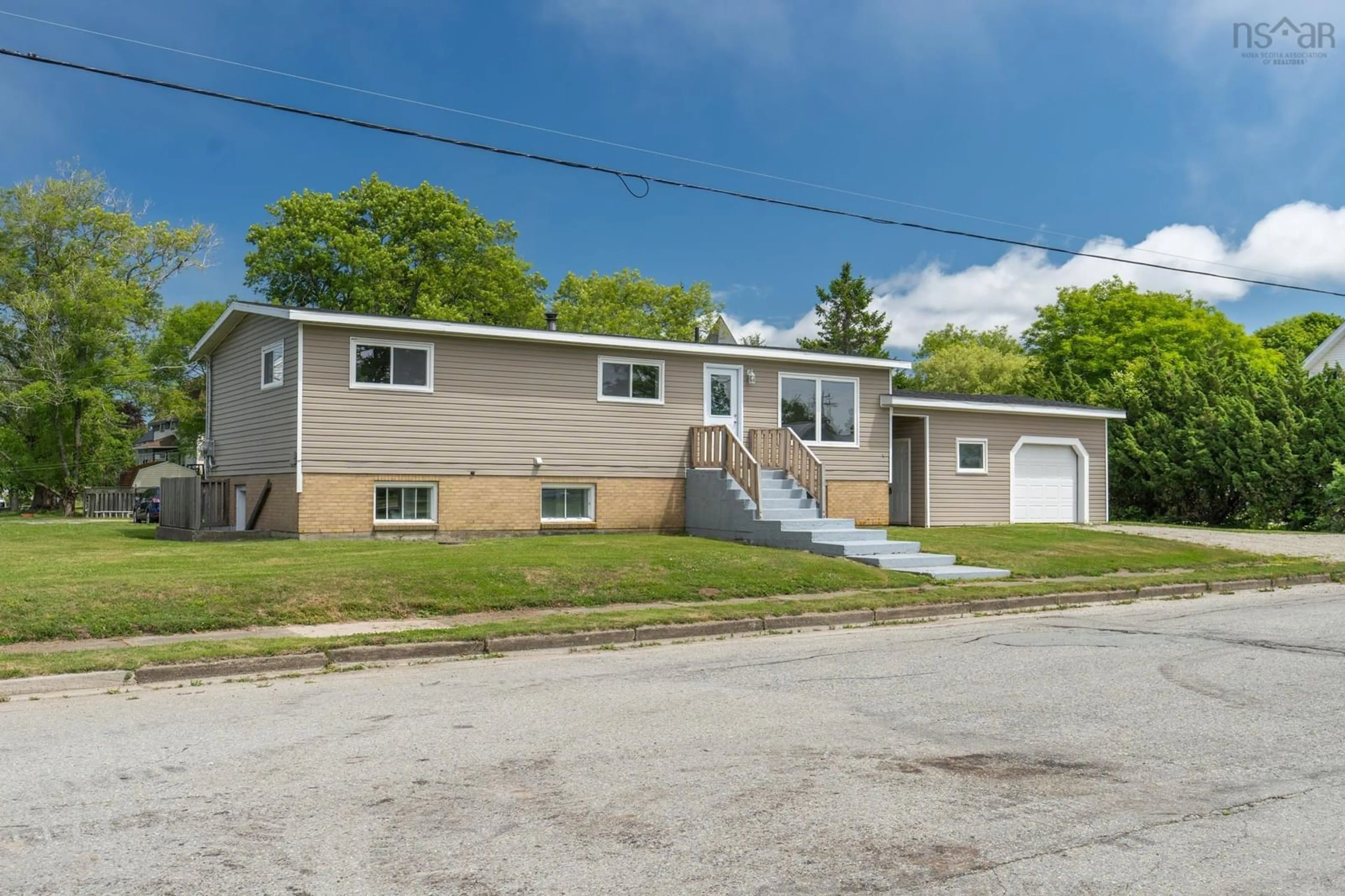 Home with vinyl exterior material, street for 2 Huntington St, Yarmouth Nova Scotia B5A 2R9