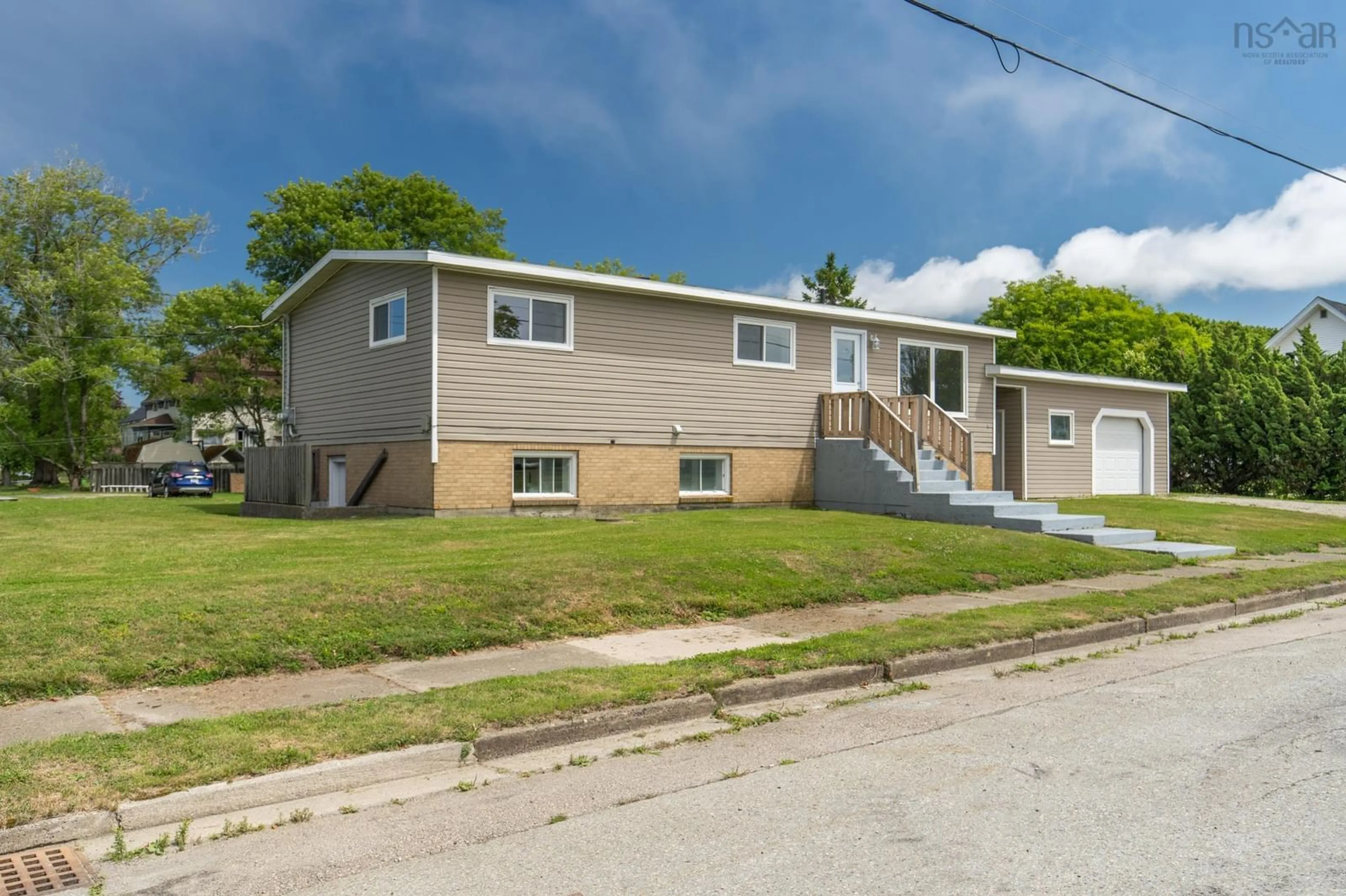 Home with vinyl exterior material, street for 2 Huntington St, Yarmouth Nova Scotia B5A 2R9