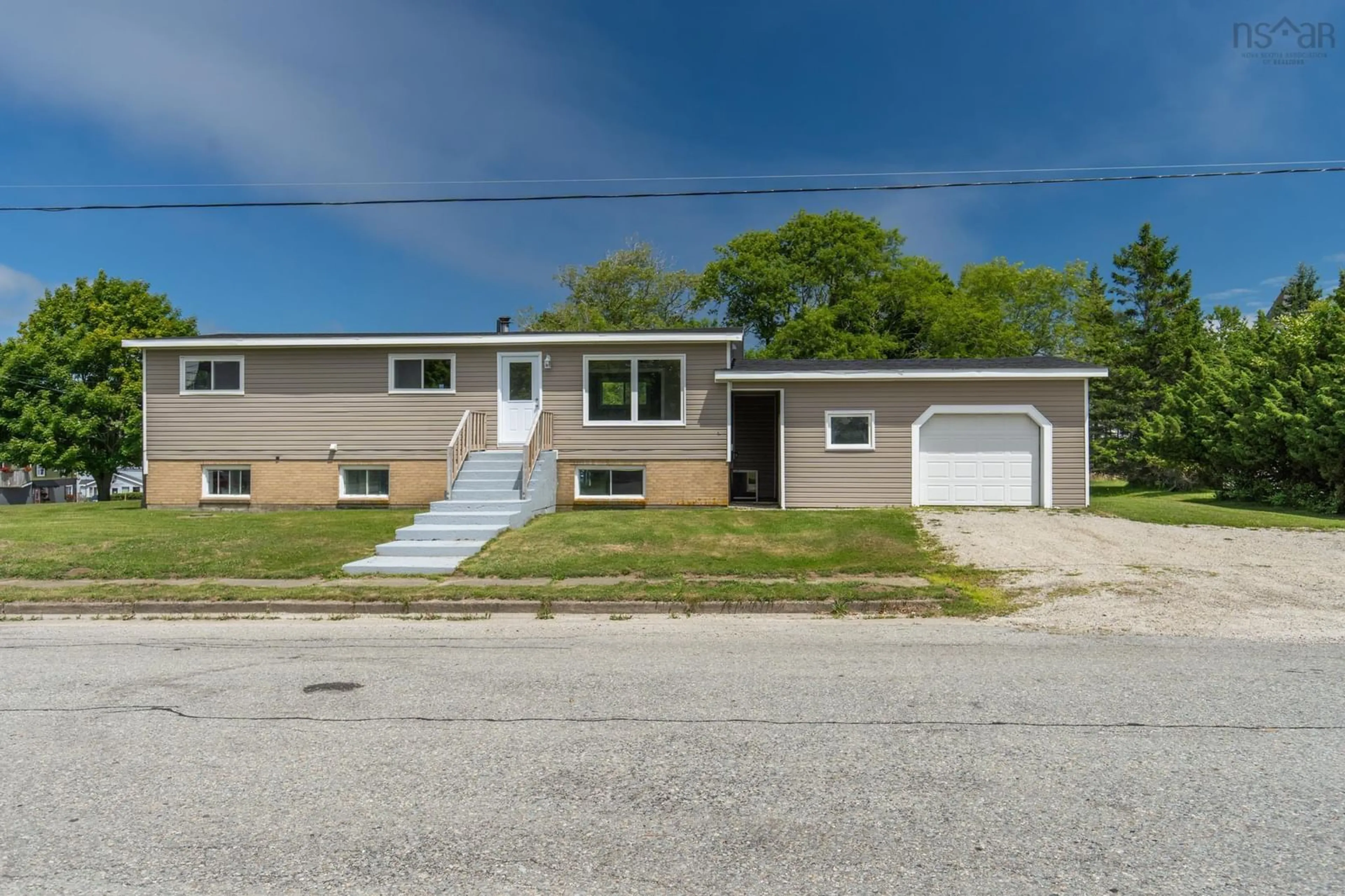 Home with vinyl exterior material, street for 2 Huntington St, Yarmouth Nova Scotia B5A 2R9