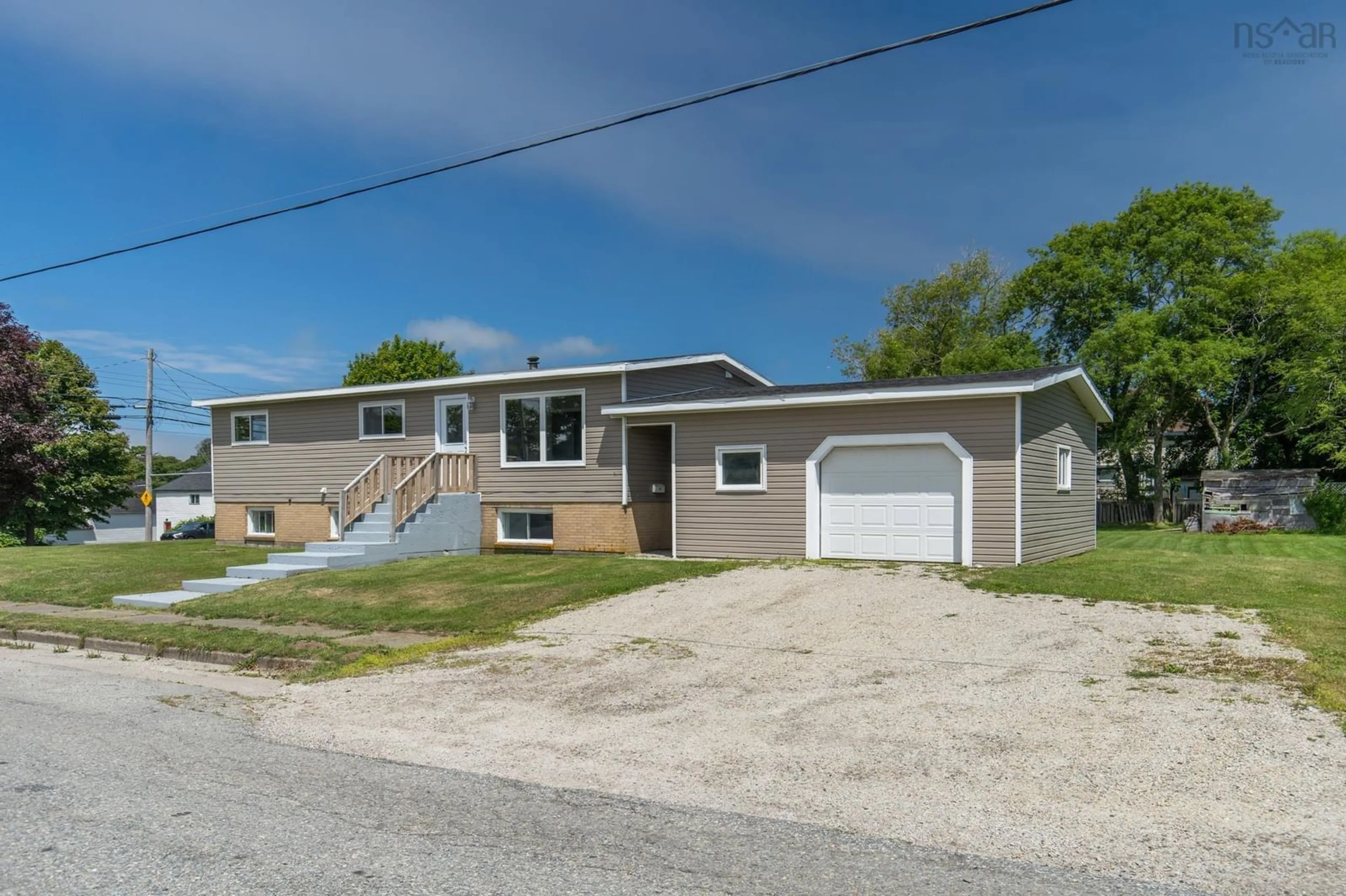 Home with vinyl exterior material, street for 2 Huntington St, Yarmouth Nova Scotia B5A 2R9