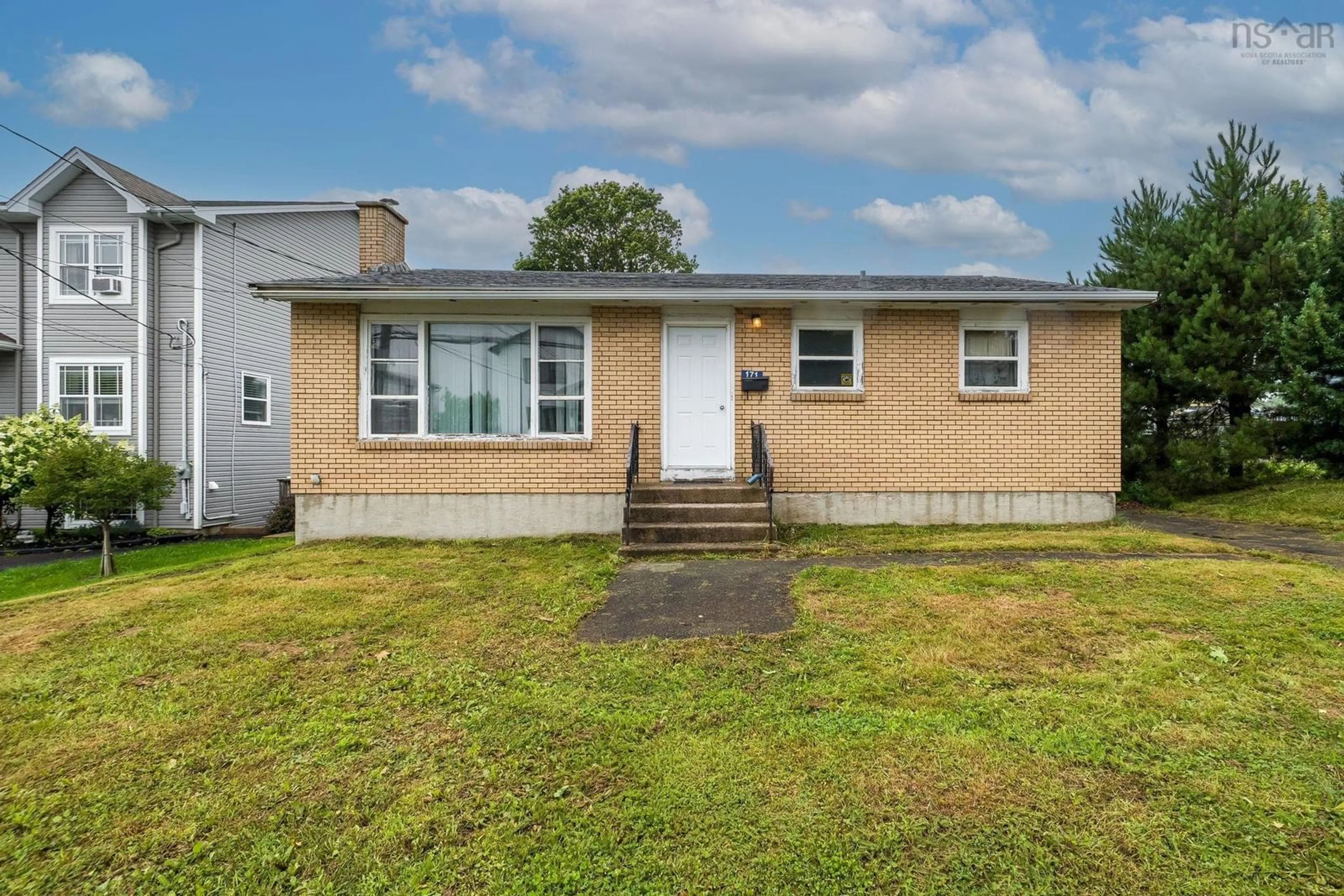 Home with vinyl exterior material, street for 171 Renfrew St, Dartmouth Nova Scotia B2Y 2M4