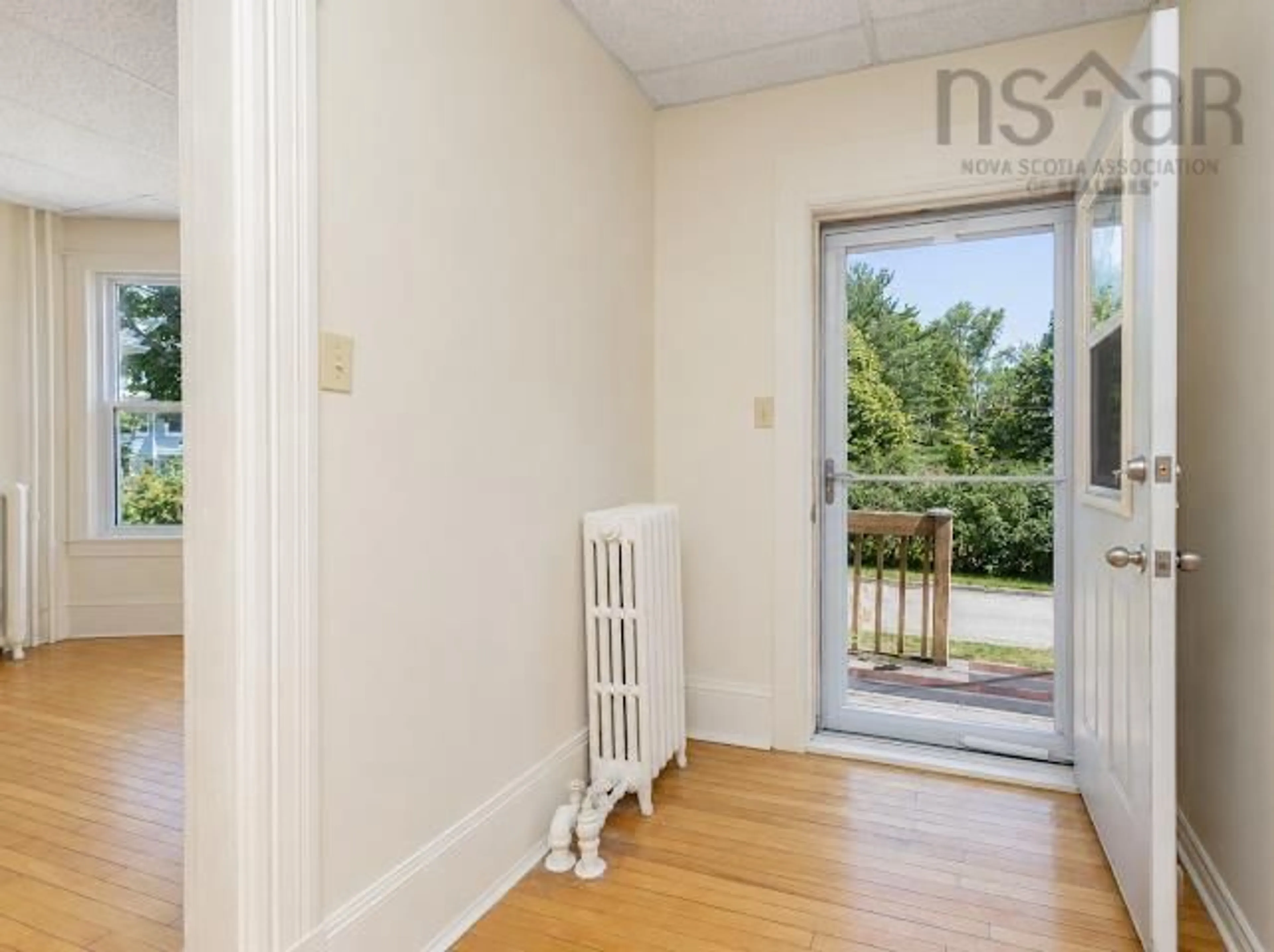 Indoor entryway for 18/20 Queen St, Sydney Nova Scotia B1S 2Y9